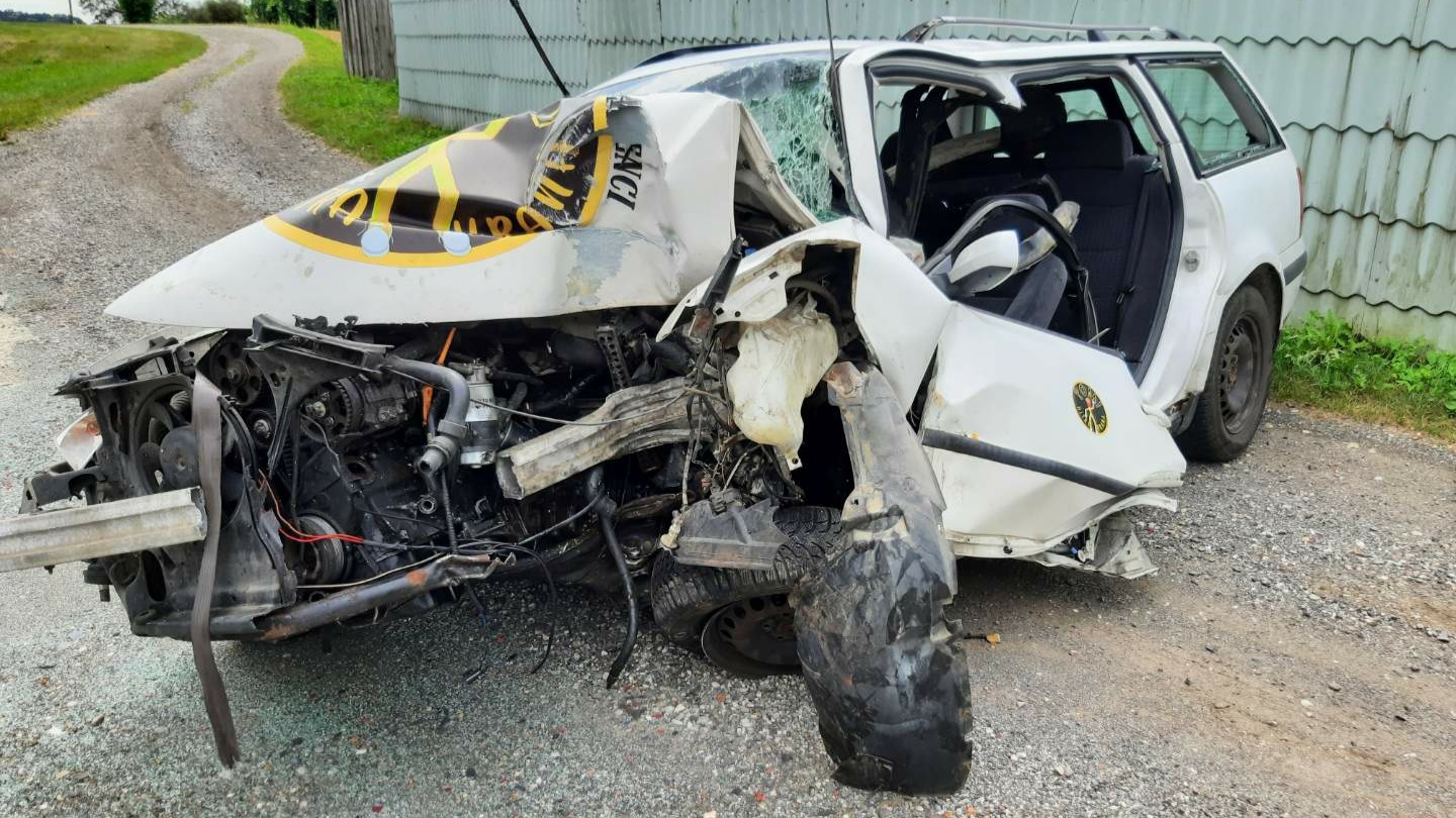 FOTO: Z vso močjo trčil v steber, od avta ni ostalo skoraj nič