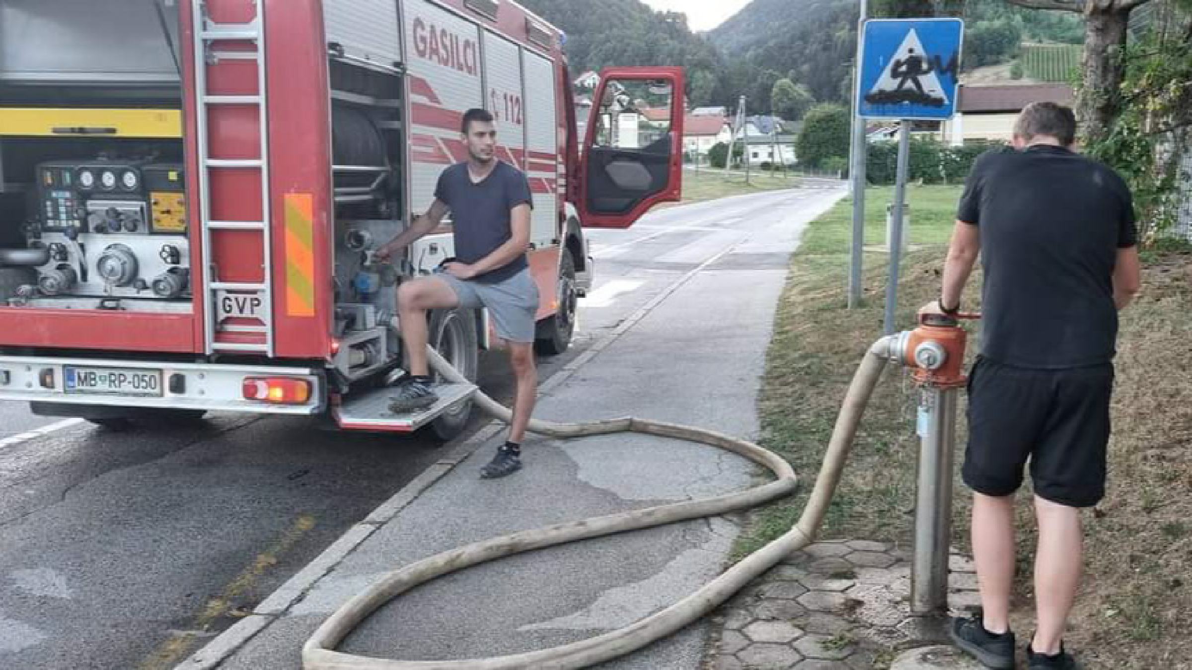 FOTO: Na višje ležeče predele Selnice gasilci vsak dan dovažajo vodo