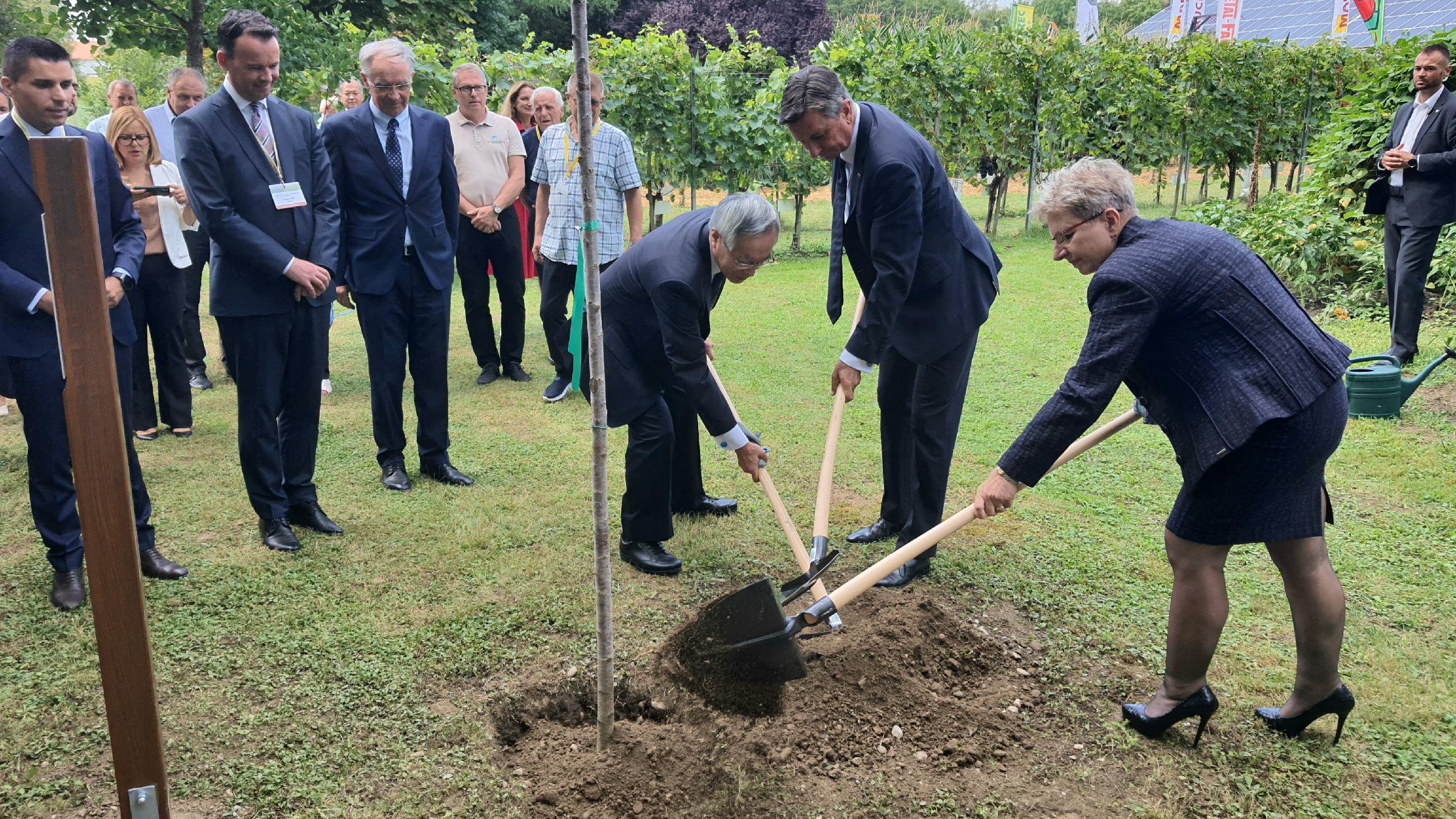 FOTO: Pahor ob otvoritvi jubilejne Agre posadil japonsko češnjo