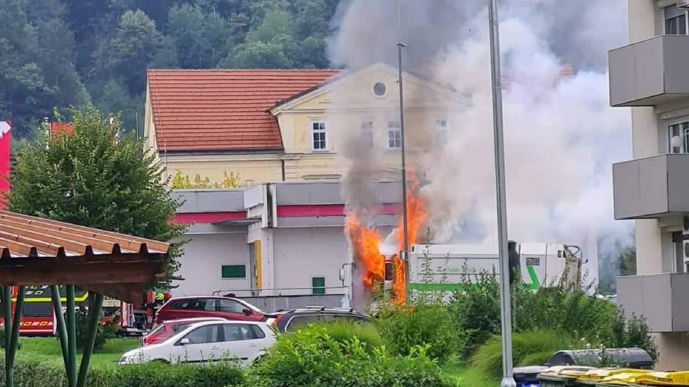 FOTO: V Rušah v bližini šole in trgovine zagorelo smetarsko vozilo