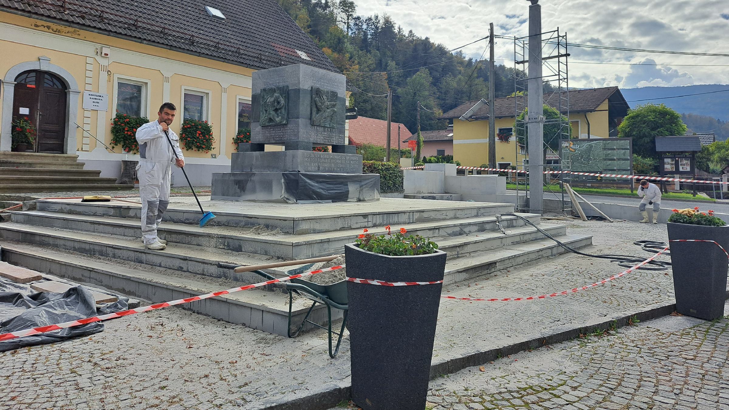 FOTO: V Rušah obnavljajo osrednji spomenik, dela na trgu v zaključni fazi