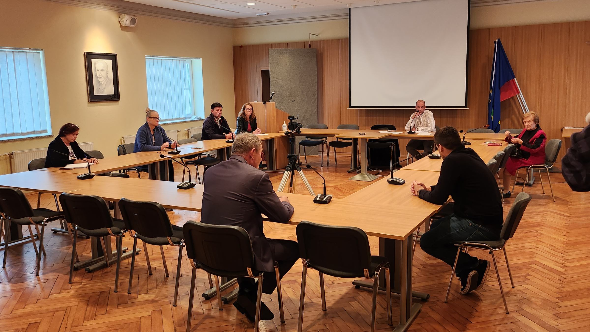 FOTO: Izredna seja, ki jo sklicalo pet ruških občinskih svetnikov, nesklepčna