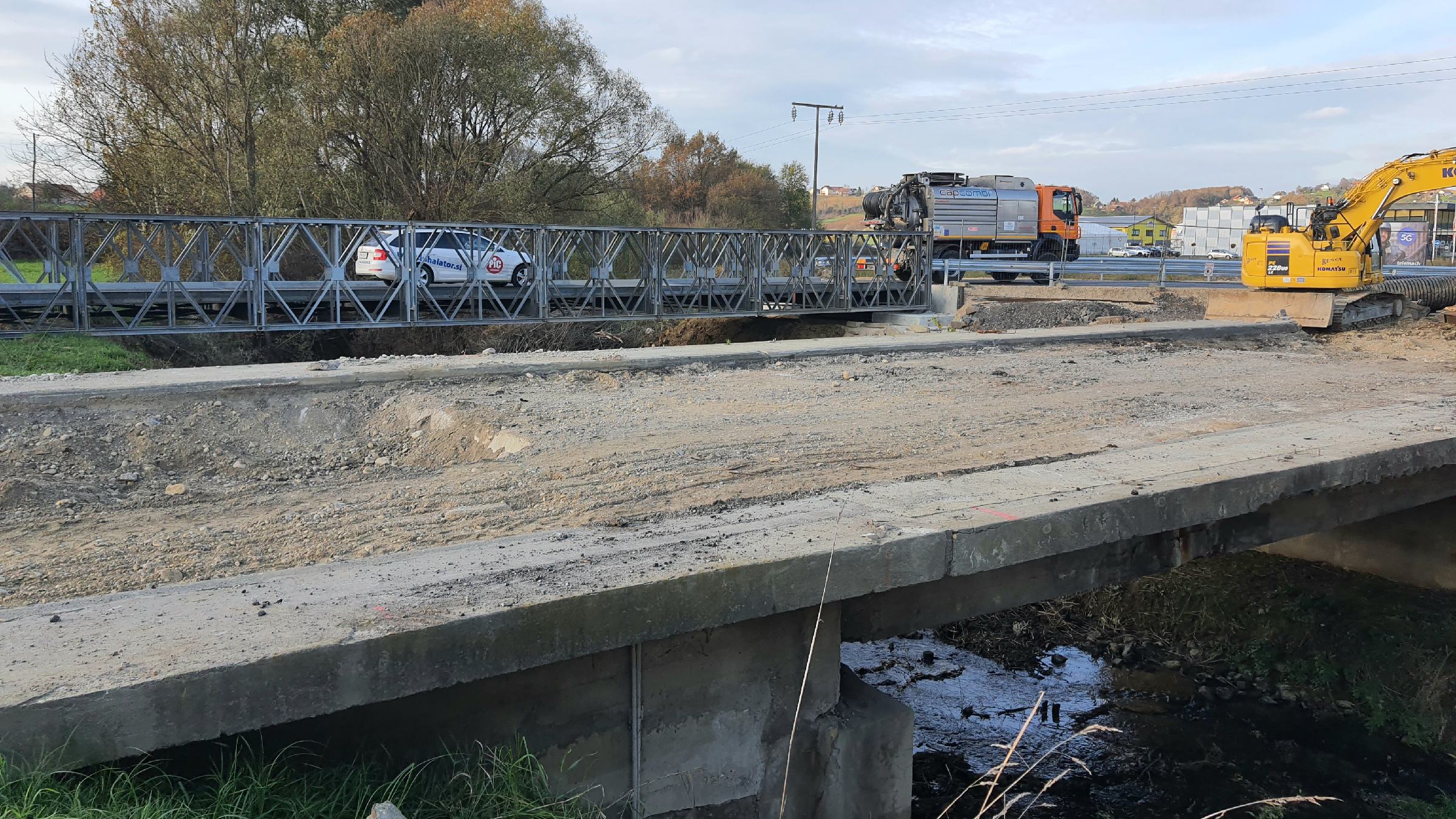 Zaradi nadomestne gradnje promet v Lenartu speljan po začasnem montažnem mostu