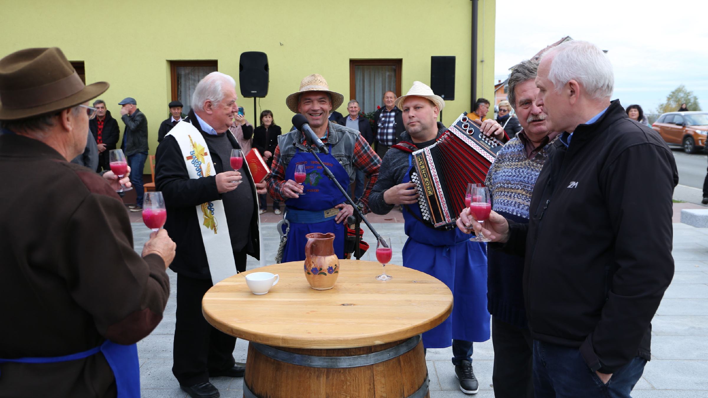 FOTO: Lepo vreme na anovsko martinovanje privabilo številne obiskovalce