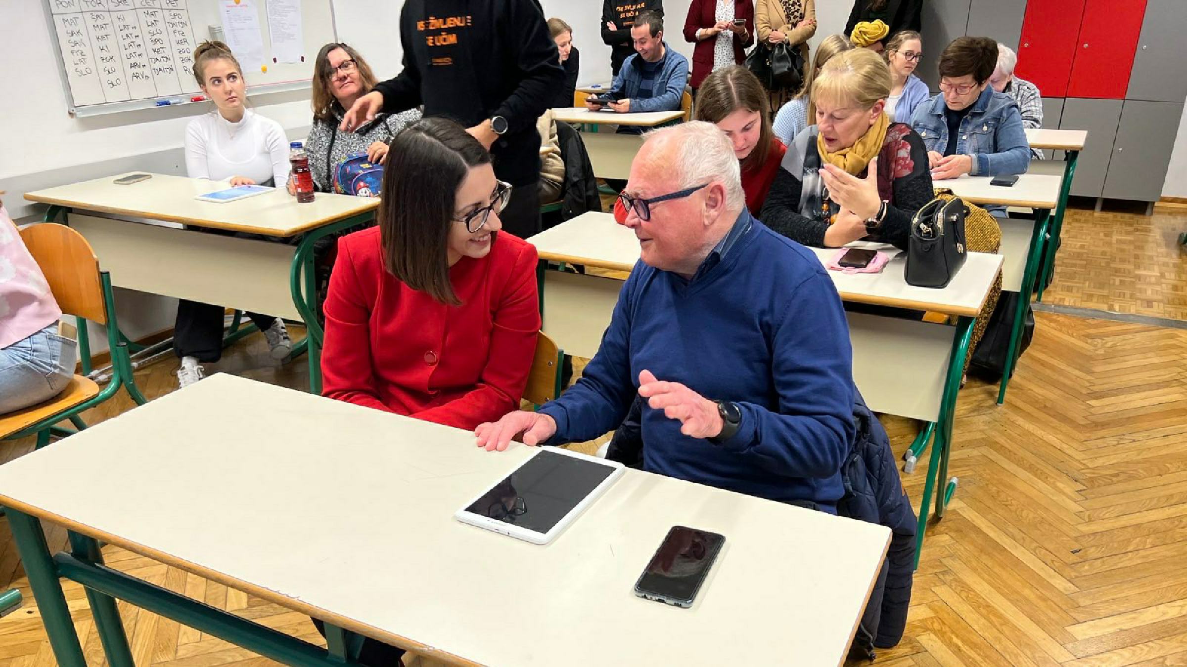 FOTO: Ministrica za digitalno preobrazbo na delavnicah za starejše v Rušah