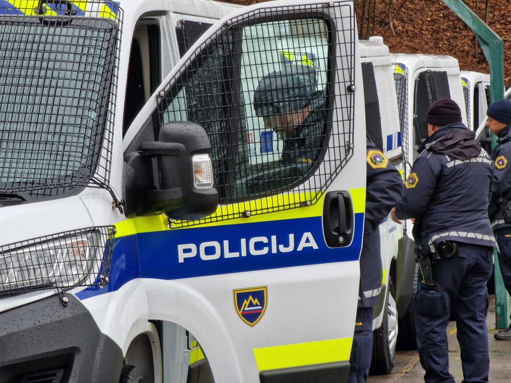 FOTO: Laški policisti pri občanu našli pravo zbirko orožja
