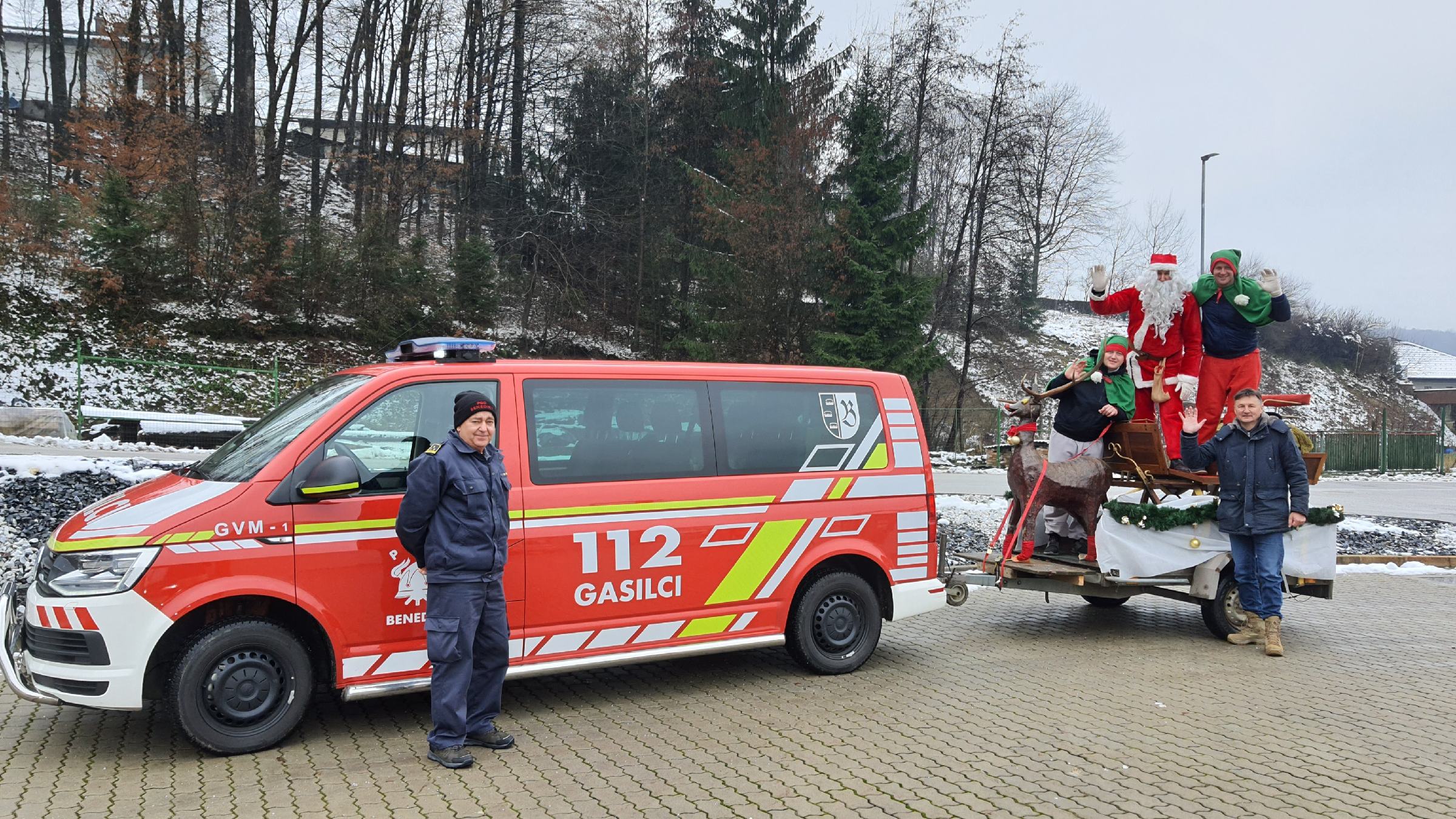 FOTO: Božiček s pomočjo gasilcev obdaril 173 otrok
