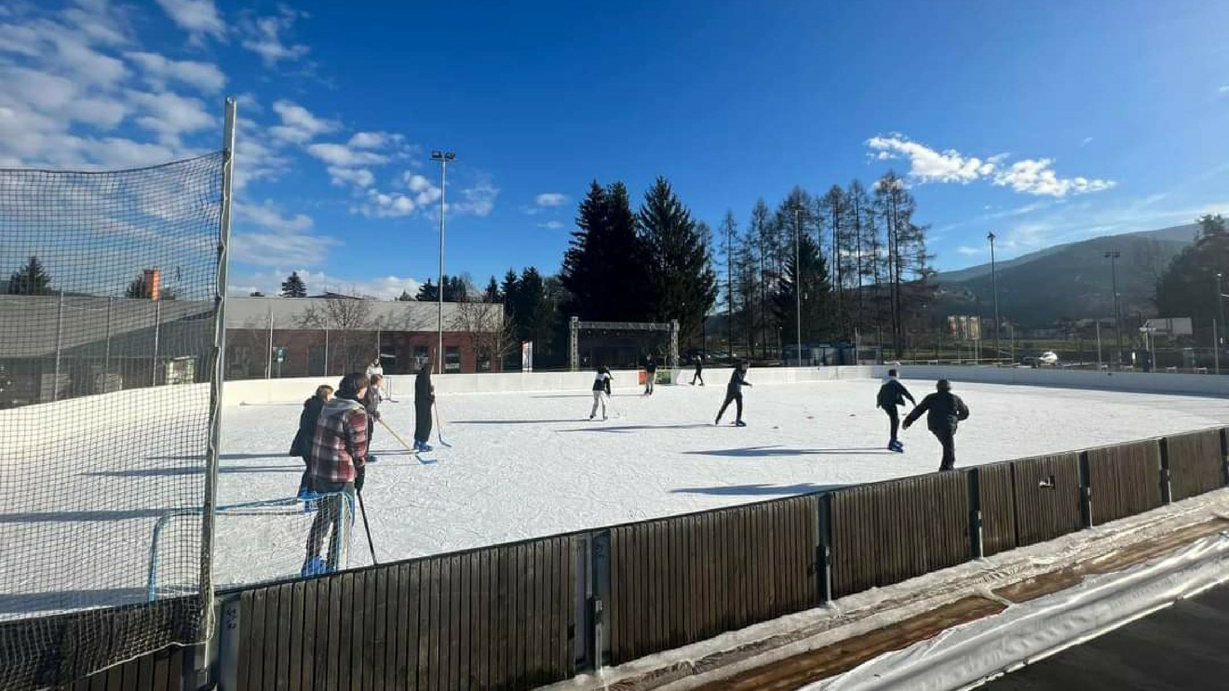 Spektakularna otvoritev Velikega drsališča Ruše: Petek prinaša brezplačno drsanje in svetlobno-ognjeni show