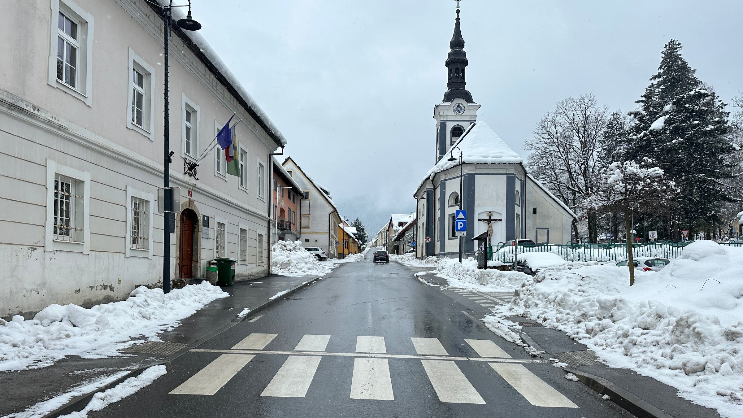 FOTO: V Lovrencu so se snežni plugi prebili do vseh gospodinjstev, ponekod še vedno težave z elektriko