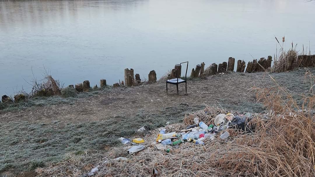 FOTO: O novih kupih smeti ob Perniškem jezeru že obveščene inšpekcijske službe