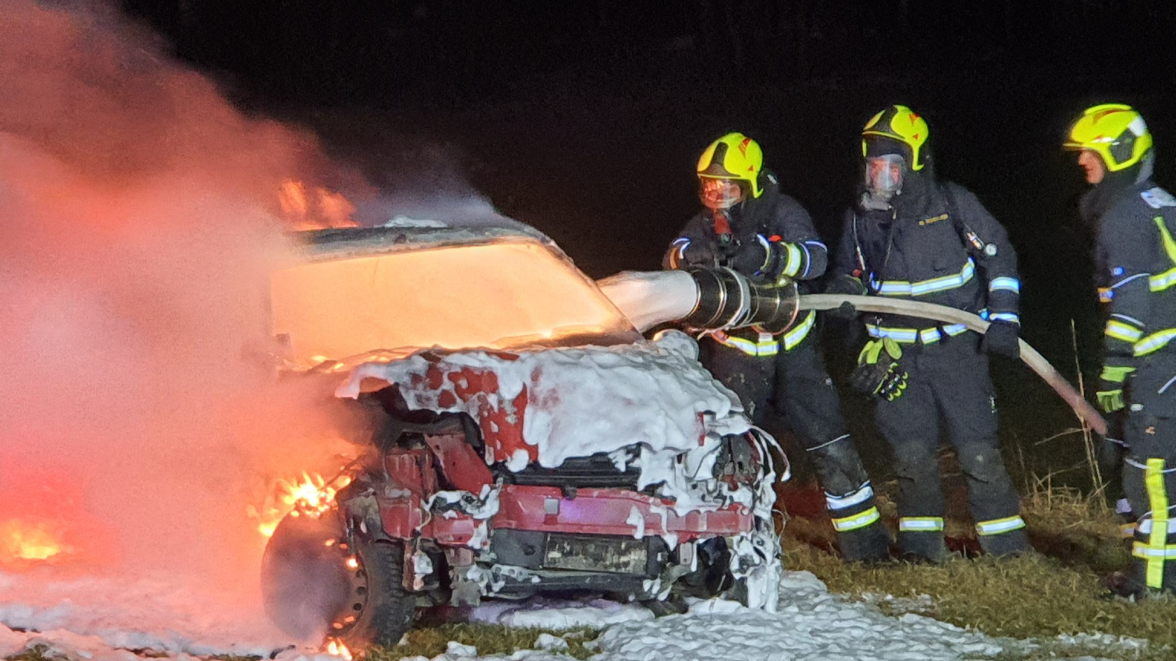 FOTO: Reševali ponesrečenca iz vozila ter gasili avto in travniški požar
