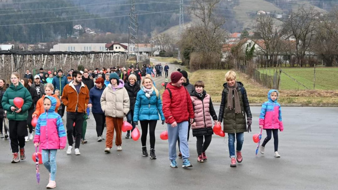 FOTO: Selničani so se množično udeležili Ajdinega pohoda z rdečimi baloni