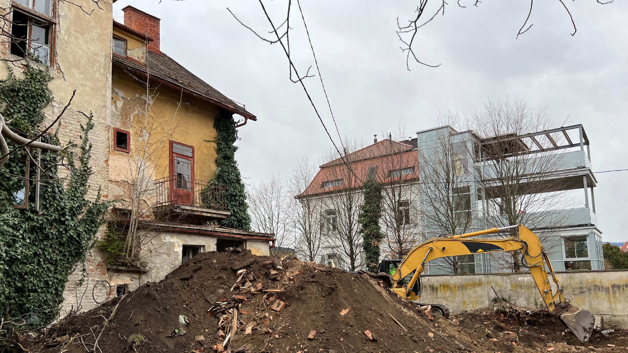 FOTO: Na mestu propadajočega objekta na Mladinski bo kmalu zrasla sodobna večstanovanjska vila