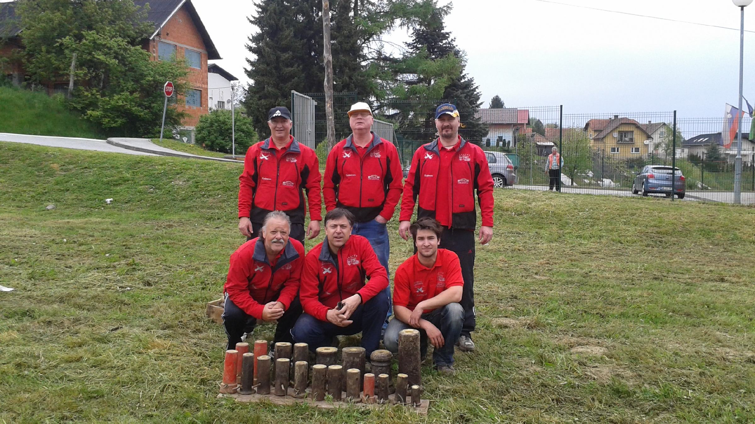 FOTO: S streljanjem z možnarji nadaljujejo tradicijo svojih dedov