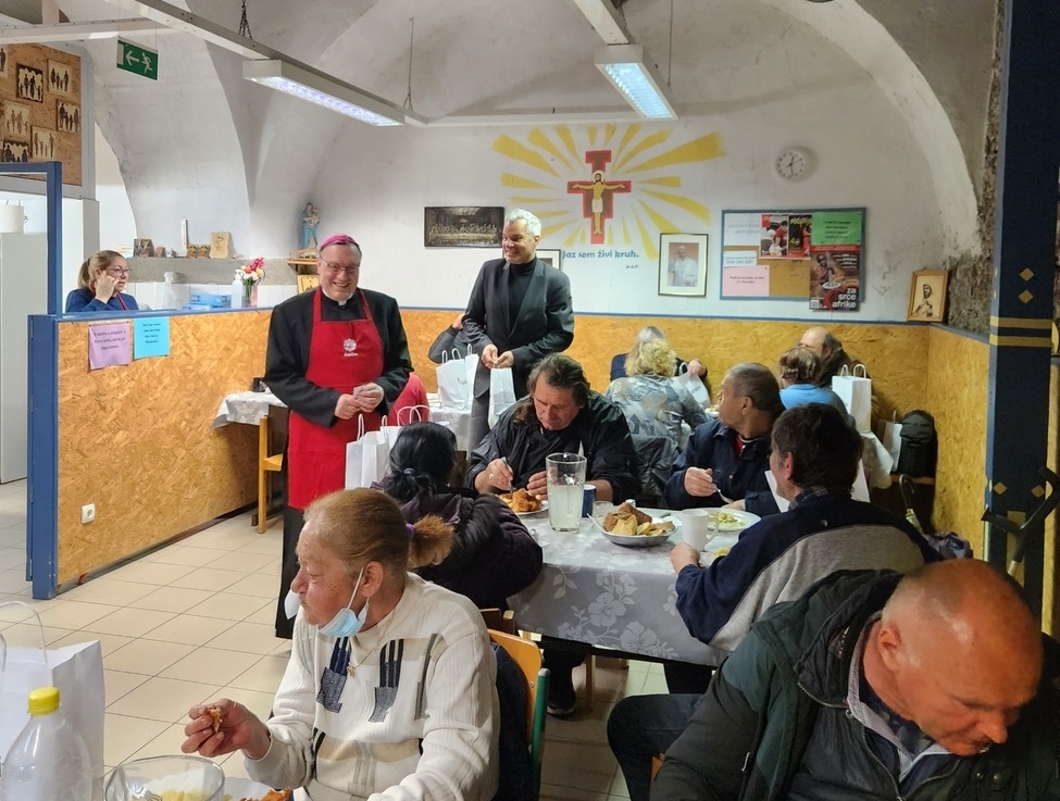 FOTO: Mariborski župan in nadškof obiskala prejemnike pomoči v ljudski kuhinji