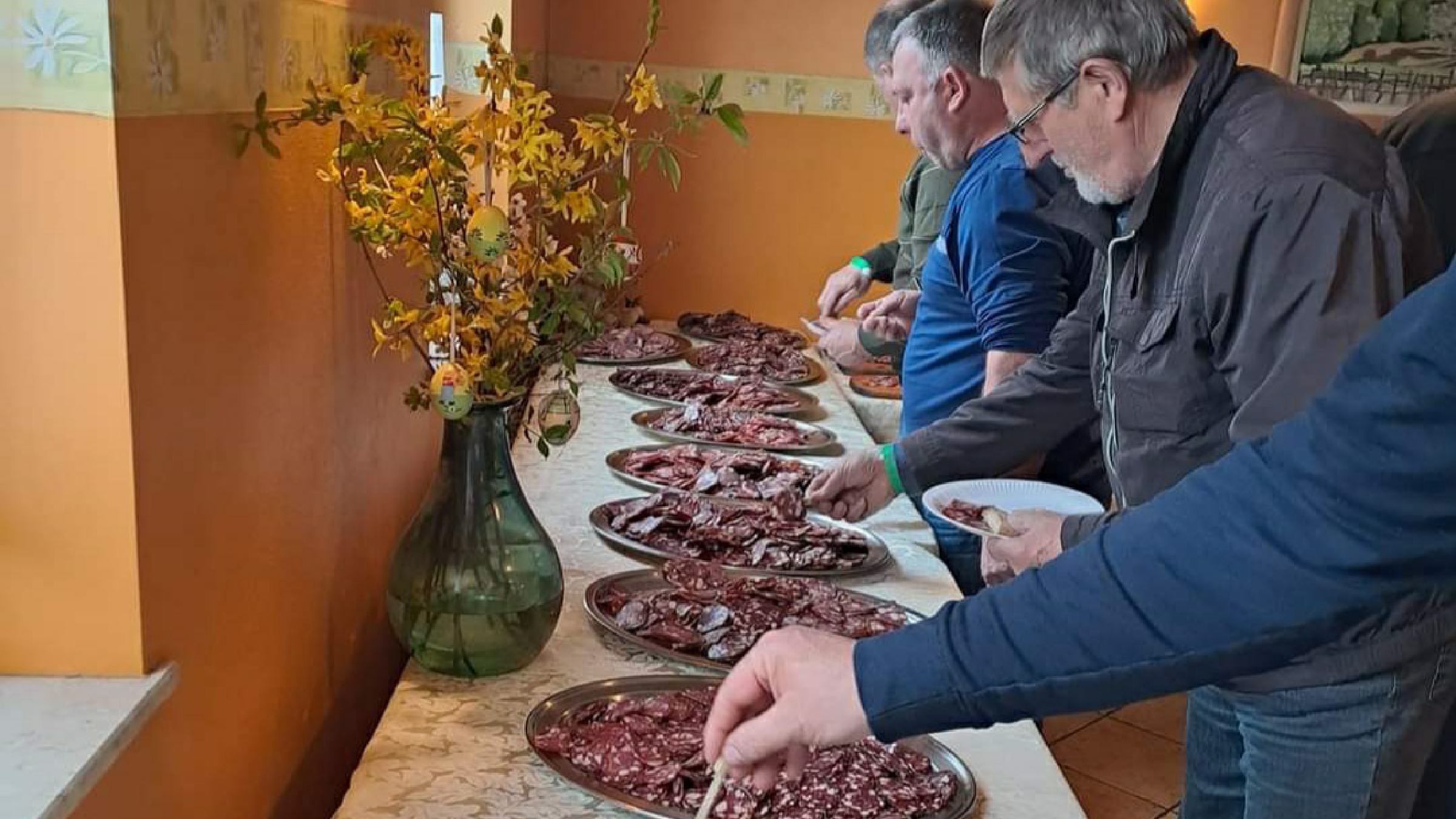 FOTO: Na letošnji salamijadi treh občin več domačih salam, kdo je komisijo najbolj prepričal?