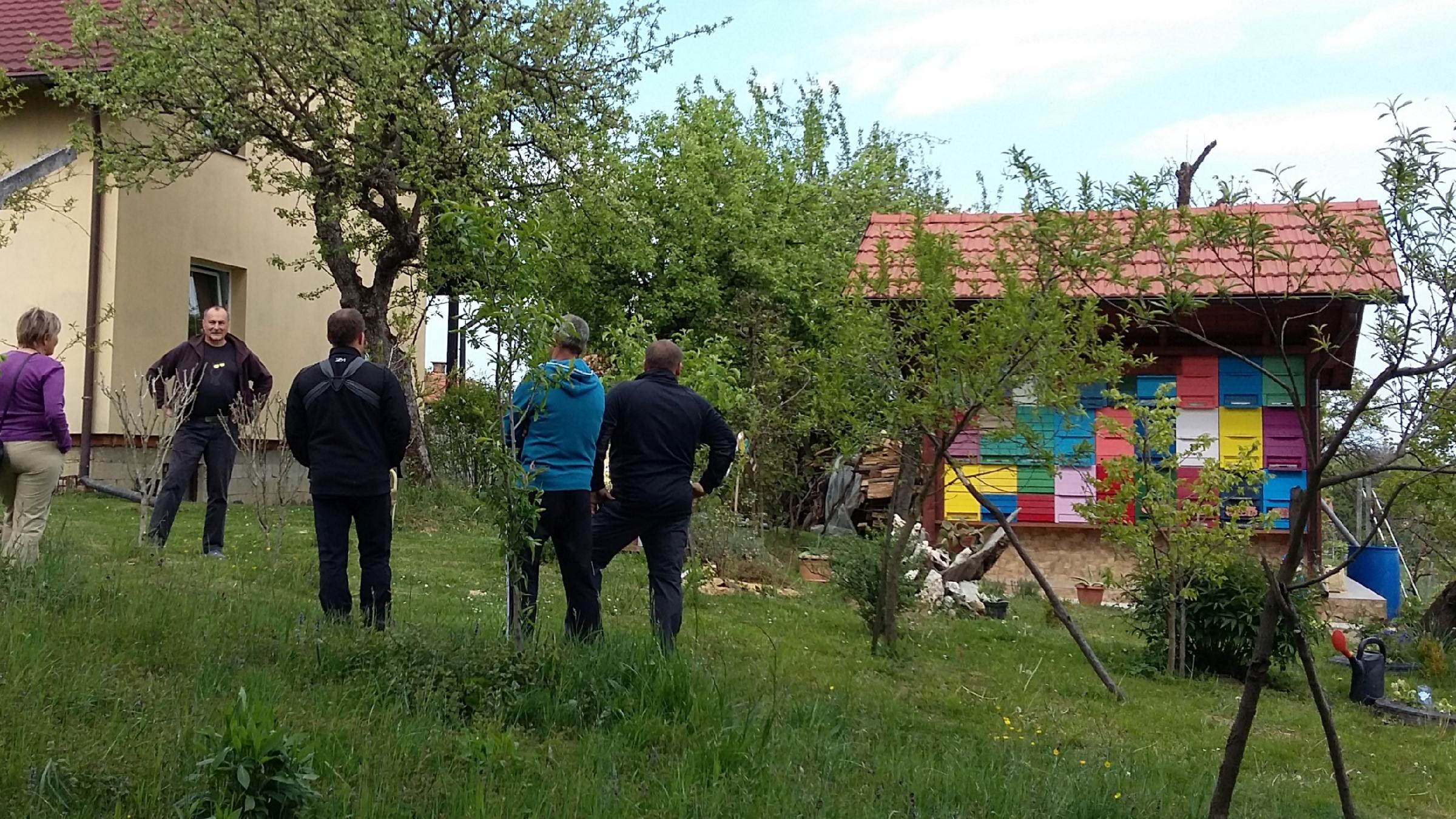 V Slovenskih goricah tradicionalni pohod od čebelnjaka do čebelnjaka