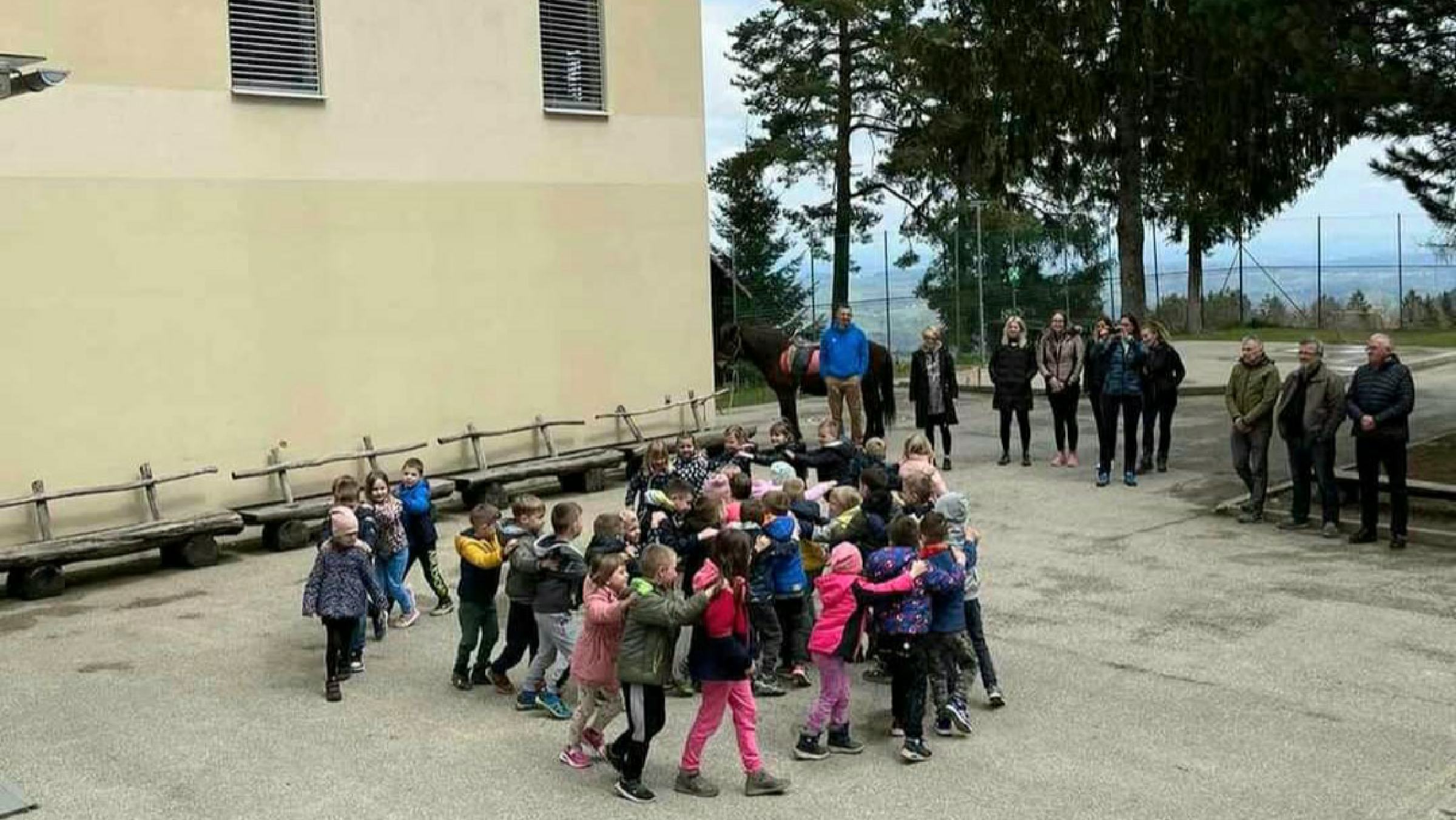 FOTO: Nekdanjo stražnico preuredili v dom Škorpijon, ki letno gosti šest tisoč mladih