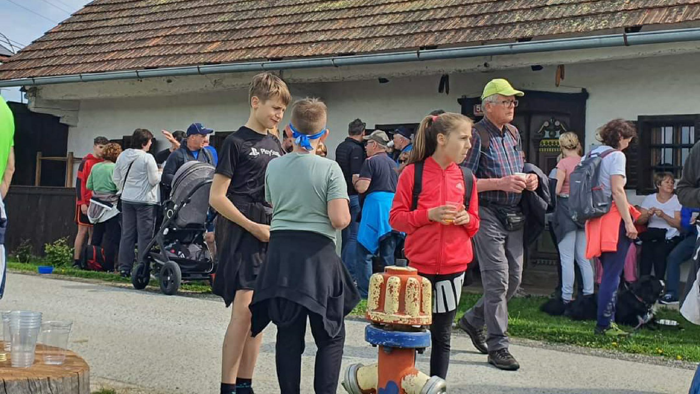 FOTO: Tradicionalnega prvomajskega pohoda po Anini poti se udeležilo veliko mladih