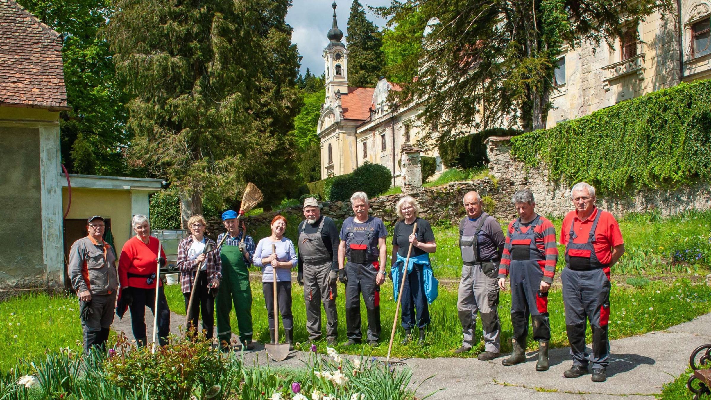 FOTO: Za grajski park Viltuš še naprej skrbi turistično društvo, s košnjo so lahko začeli šele včeraj