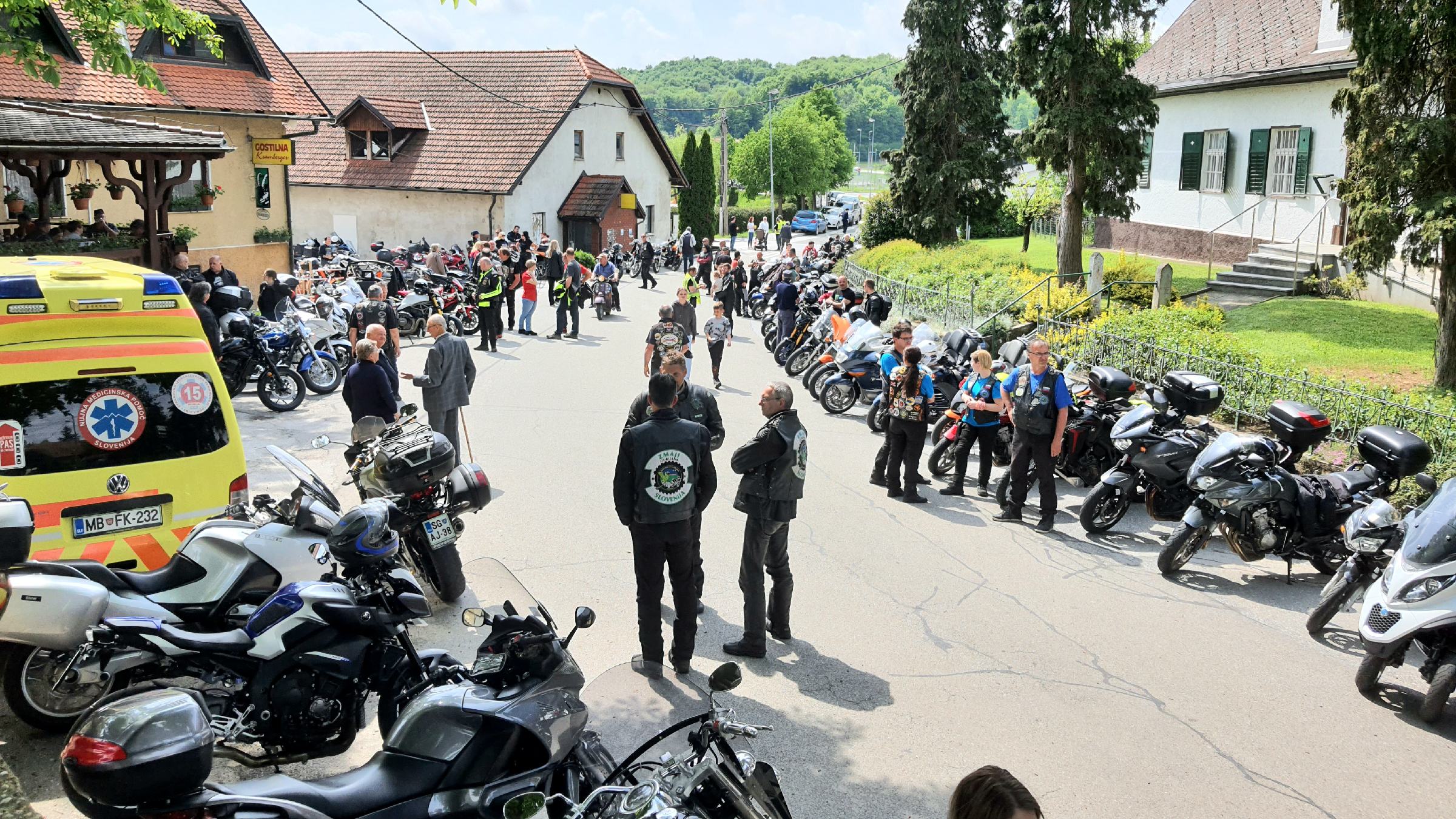 FOTO: V Pernico po blagoslov za srečno vožnjo prišlo vsaj tristo motoristov