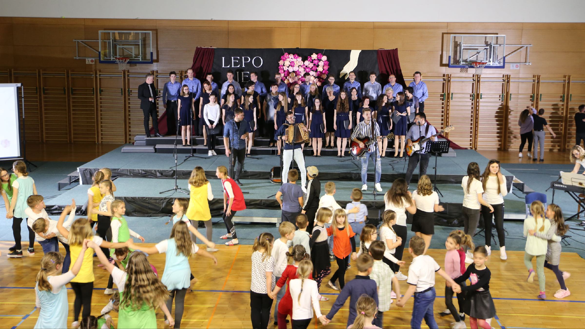 FOTO: Na dobrodelnem šolskem koncertu zbirali sredstva za šolski sklad in pomoč bolnemu učencu