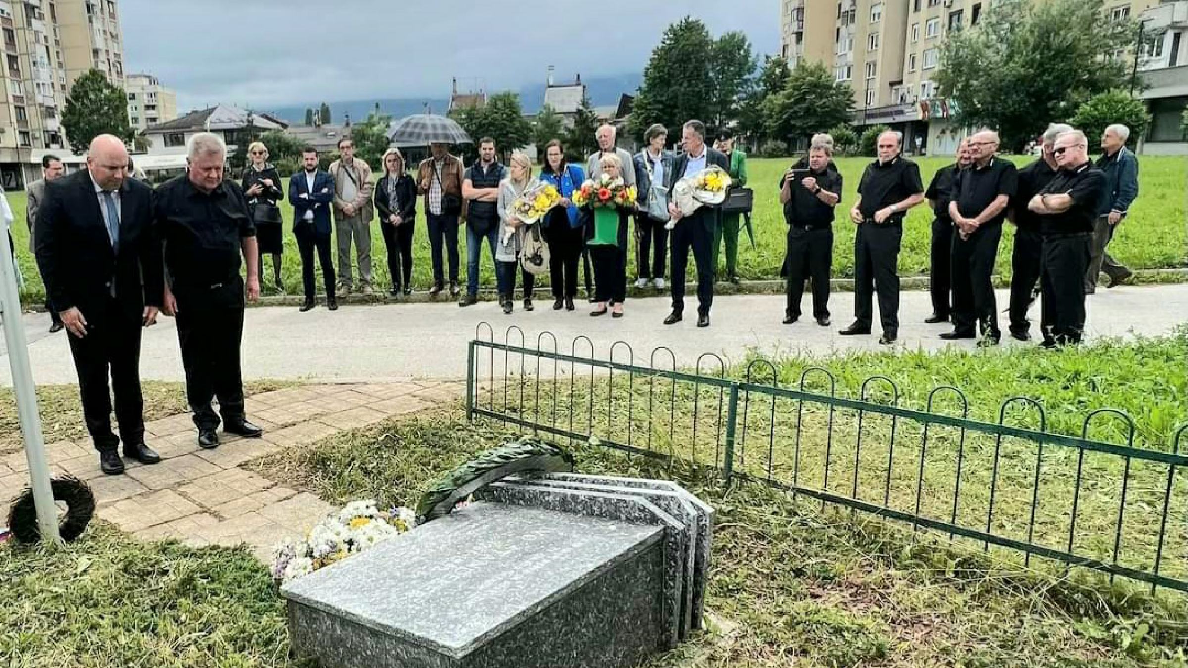 FOTO: Pesniški župan se je poklonil v Sarajevu ubitemu novinarju Štandekerju
