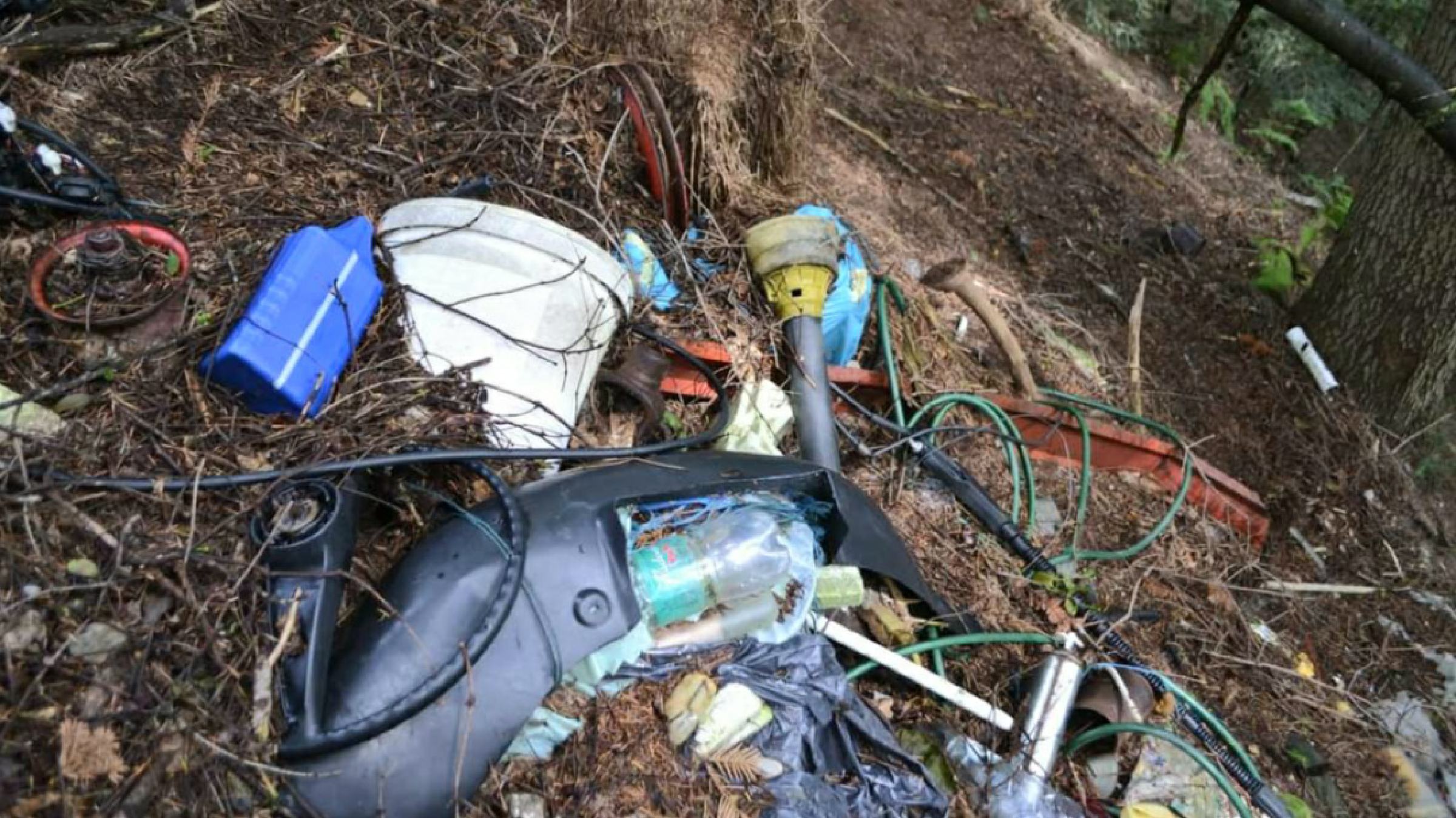 FOTO: Brezbrižnež sredi gozda pustil dele traktorjev in druge smeti