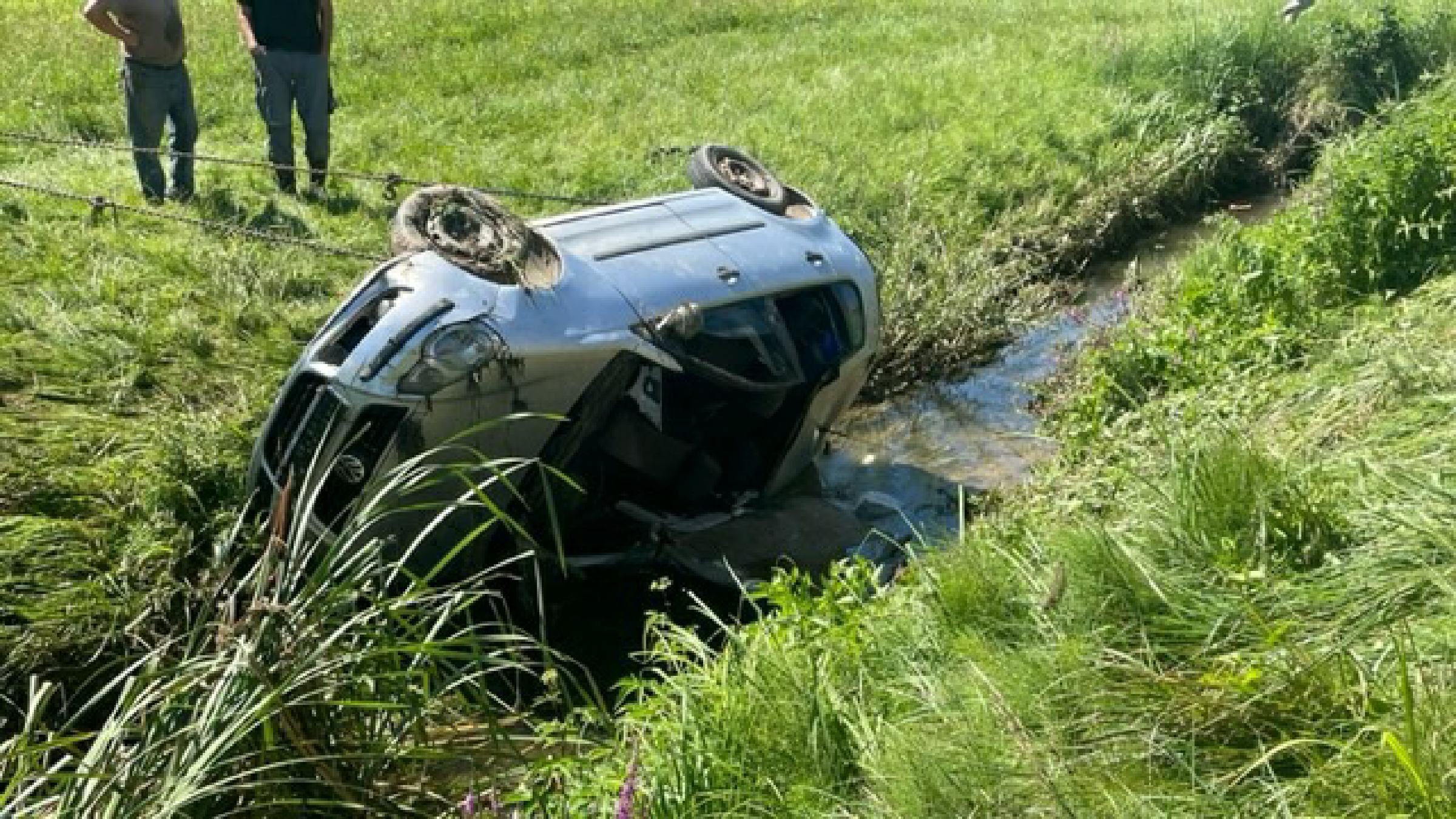 FOTO: V Benediktu prevrnjeno vozilo končalo v potoku