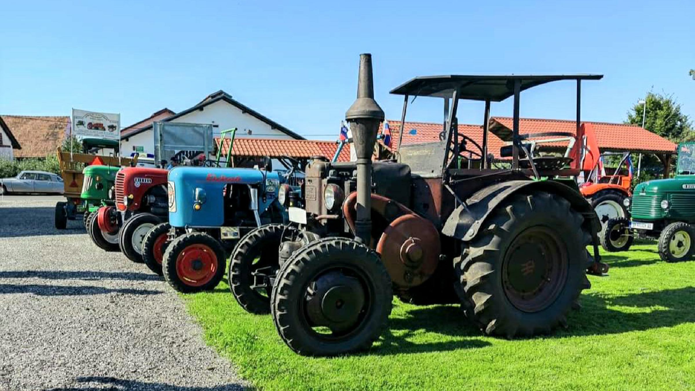 FOTO: Na srečanju starodobnikov tudi traktor, ki ga vžgemo z volanom