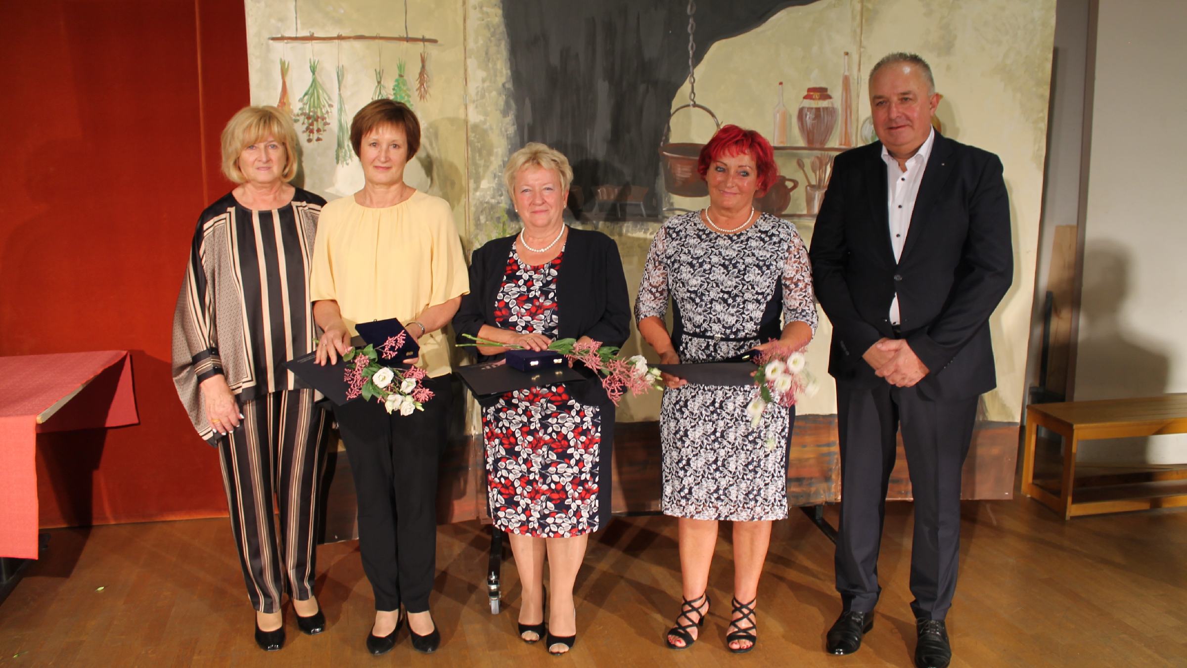 FOTO: To so nagrajeni vzgojitelji in učitelji Društva pedagogov dr. Antona Trstenjaka