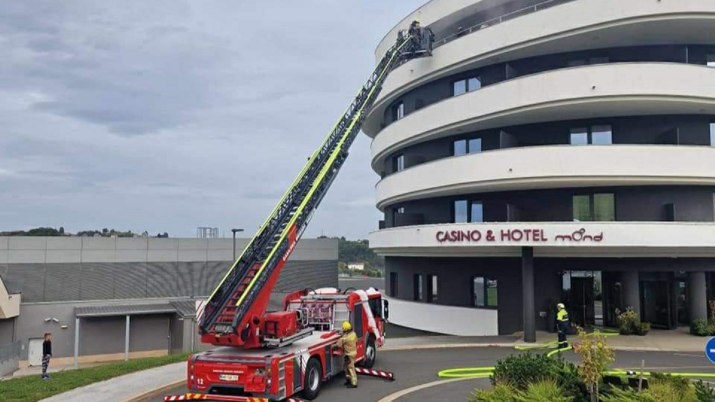 FOTO: Gasilci posredovali v šentiljskem hotelu Mond