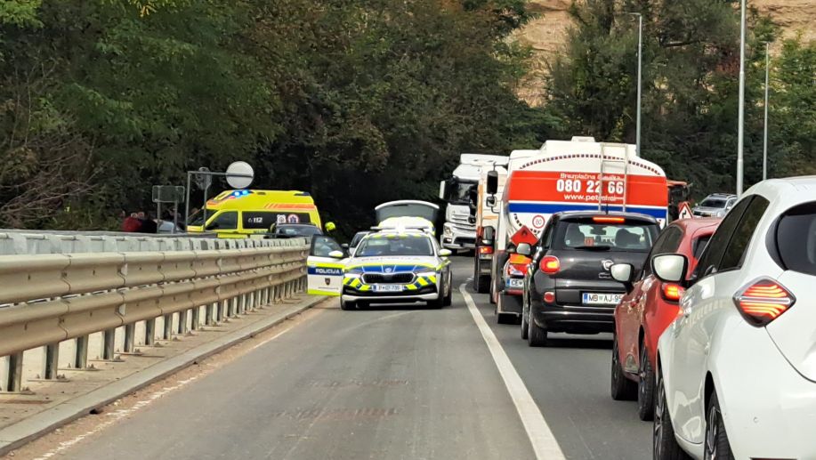 FOTO: Prometna nesreča na ruškem mostu, promet oviran