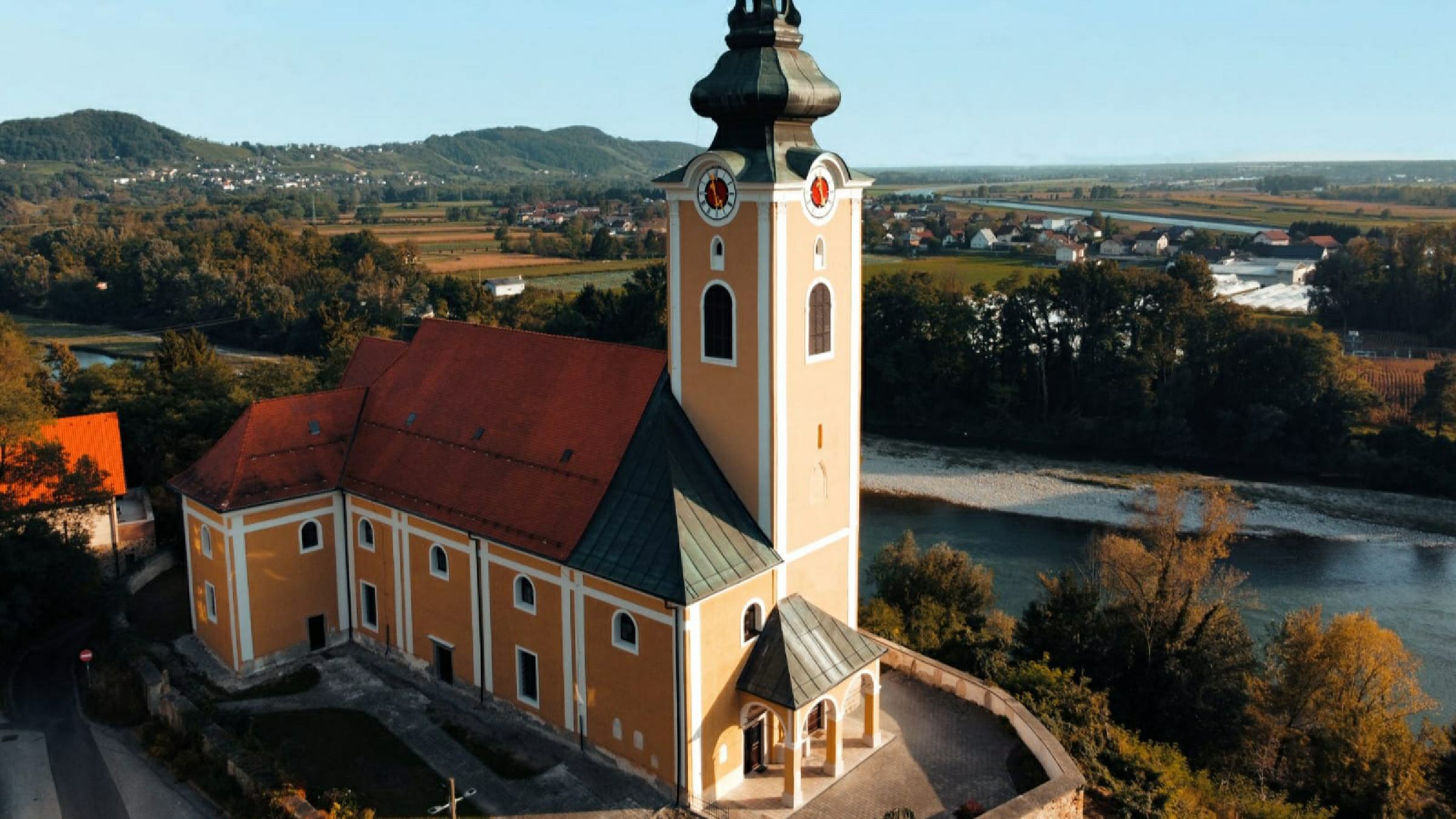 FOTO: Malečniška cerkev z novo podobo, vsa dela še niso končana