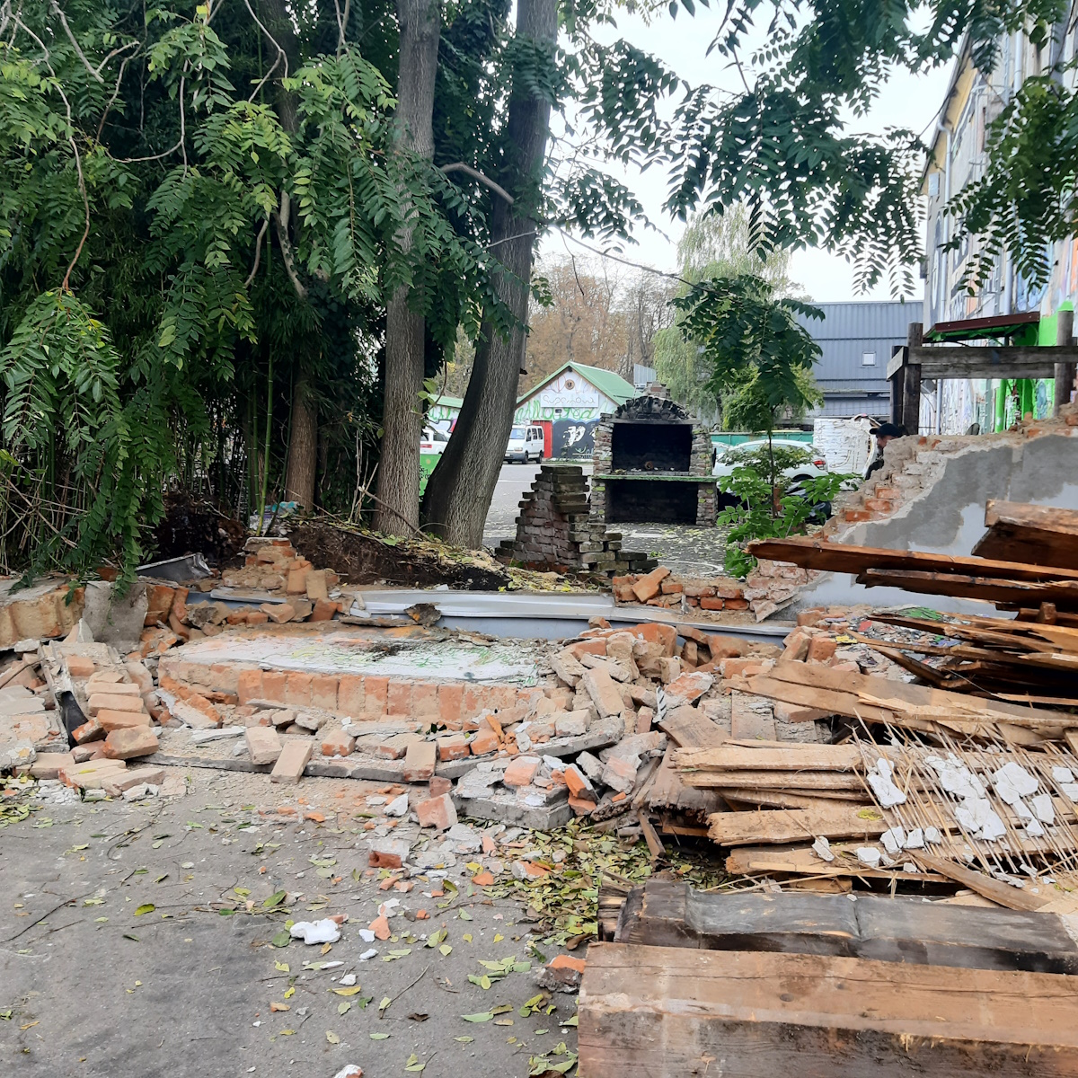 FOTO: Zaradi gradnje bloka porušili zid v Pekarni