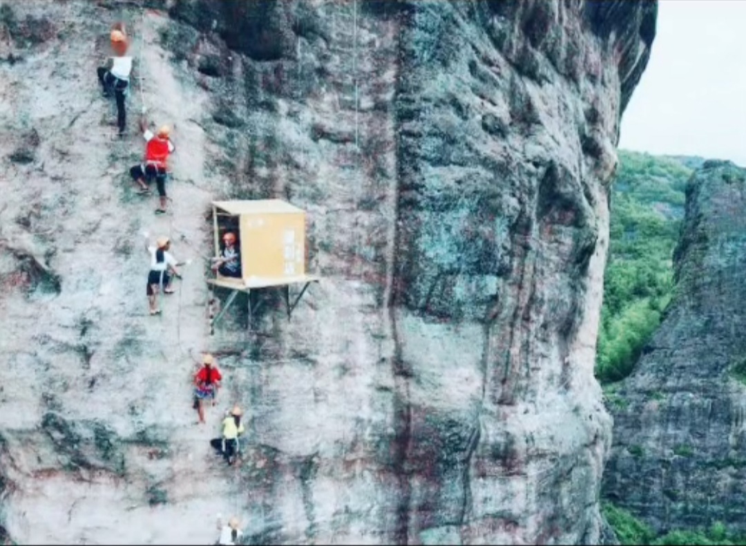 FOTO in VIDEO: Trgovino zgradili na strmi pečini, 120 metrov nad tlemi