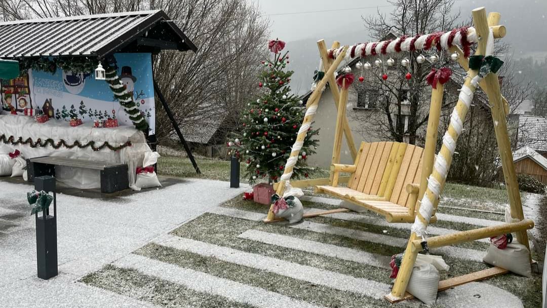 Lovrenški božični trg okrasile prve letošnje snežinke