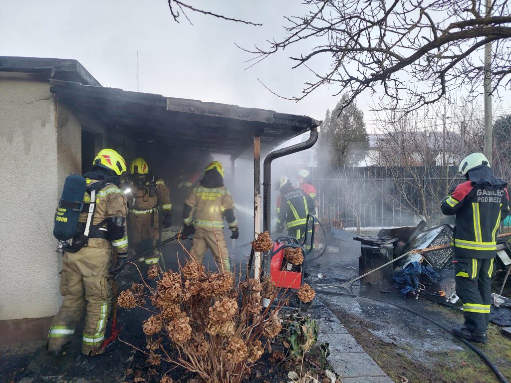 FOTO: V stanovanjskem naselju v Mariboru zagorela lopa