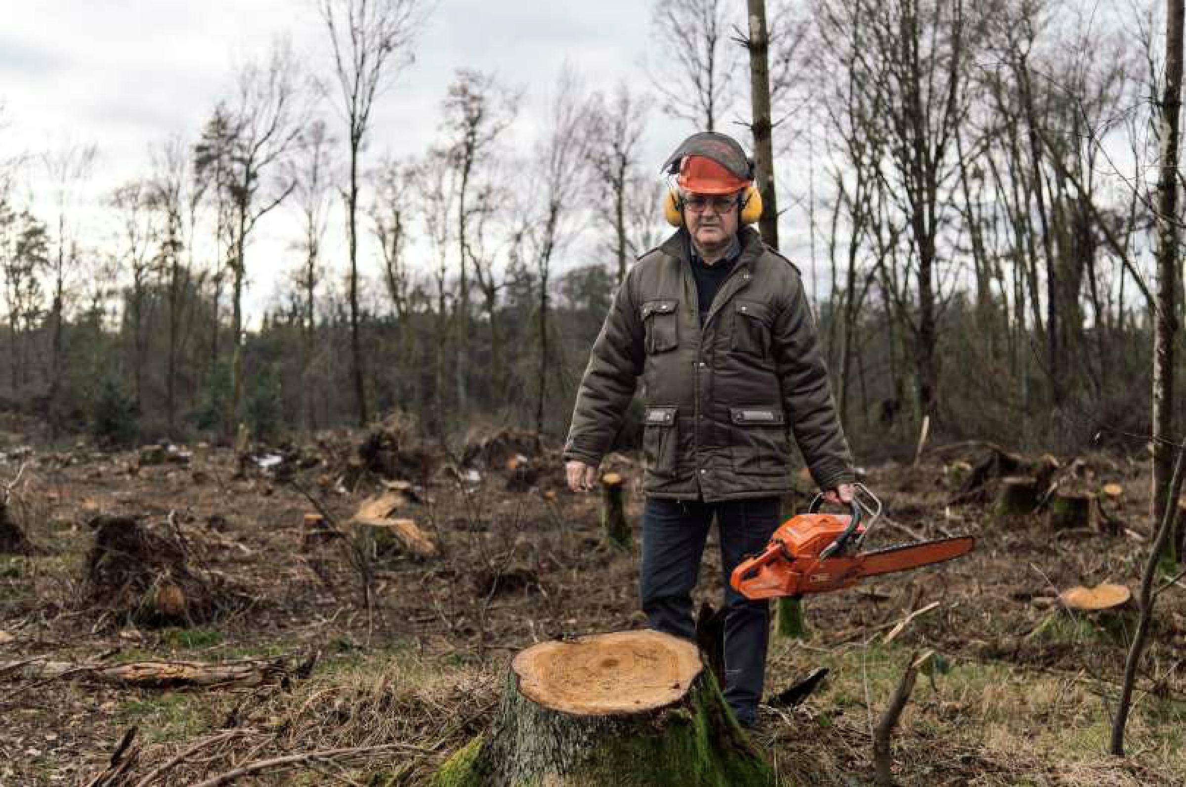 FOTO: Priljubljeni župnik, ki počne cel kup zanimivih stvari