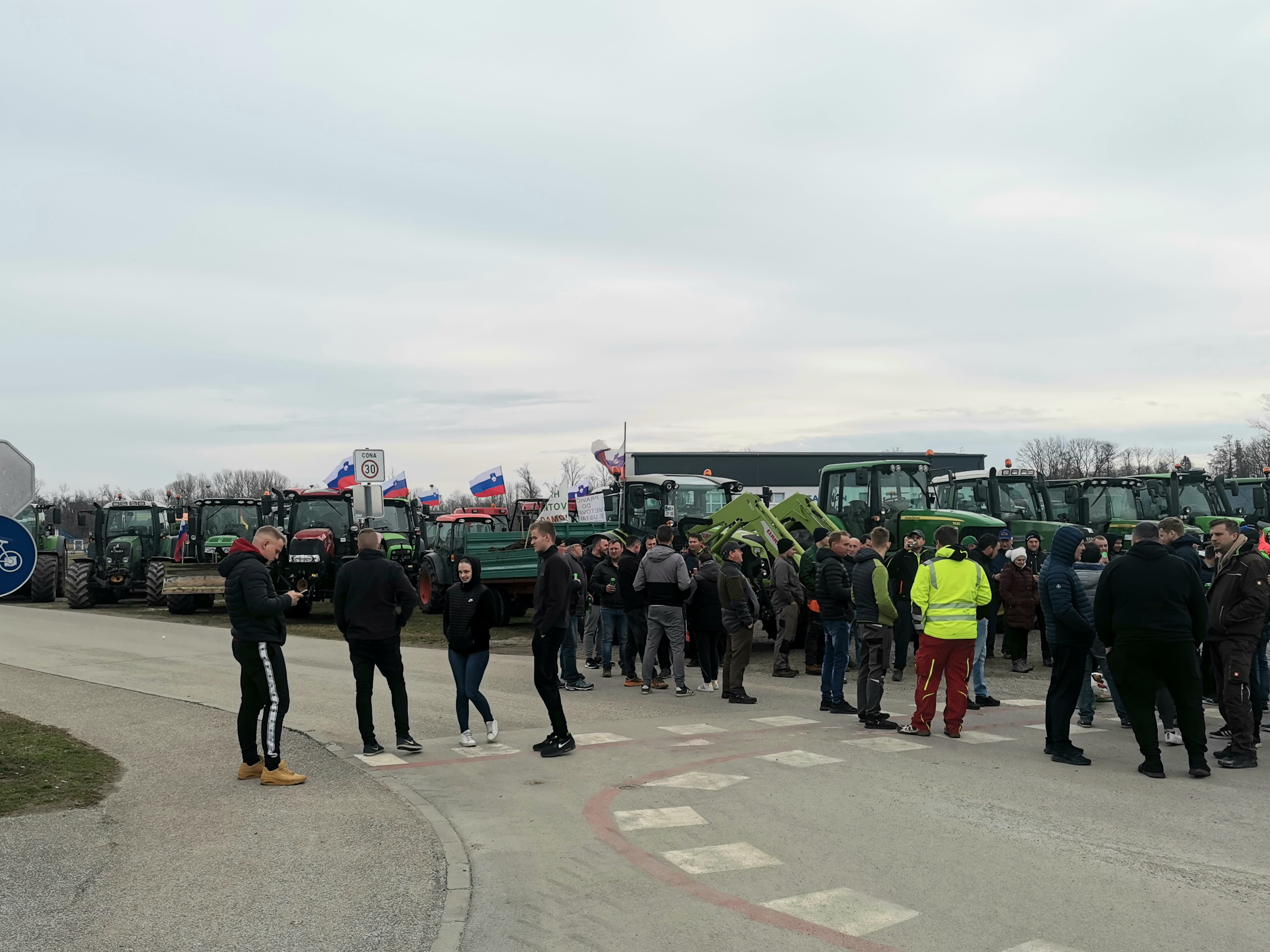 FOTO: Nezadovoljni kmetje zasedli več cest po državi