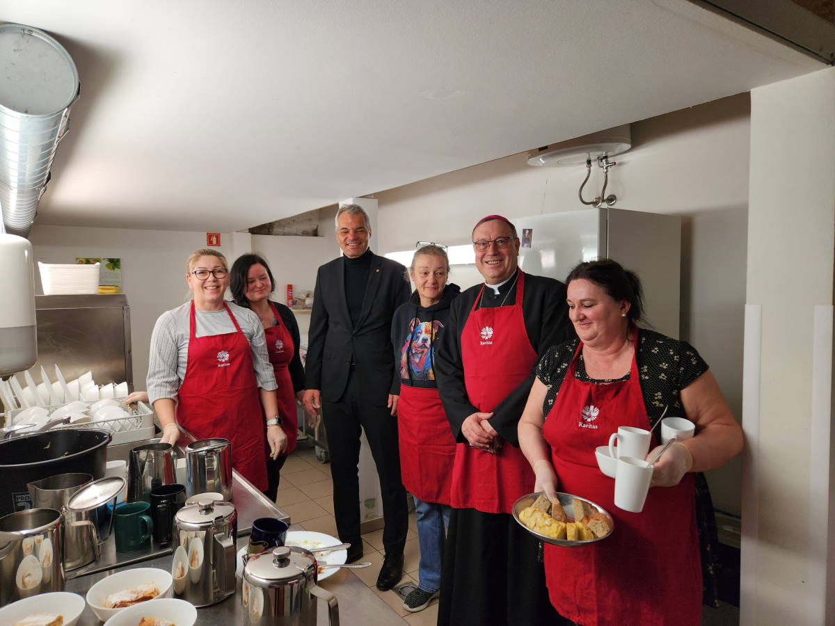 FOTO: Nadškof in župan na veliki petek postala prostovoljca v kuhinji Betlehem