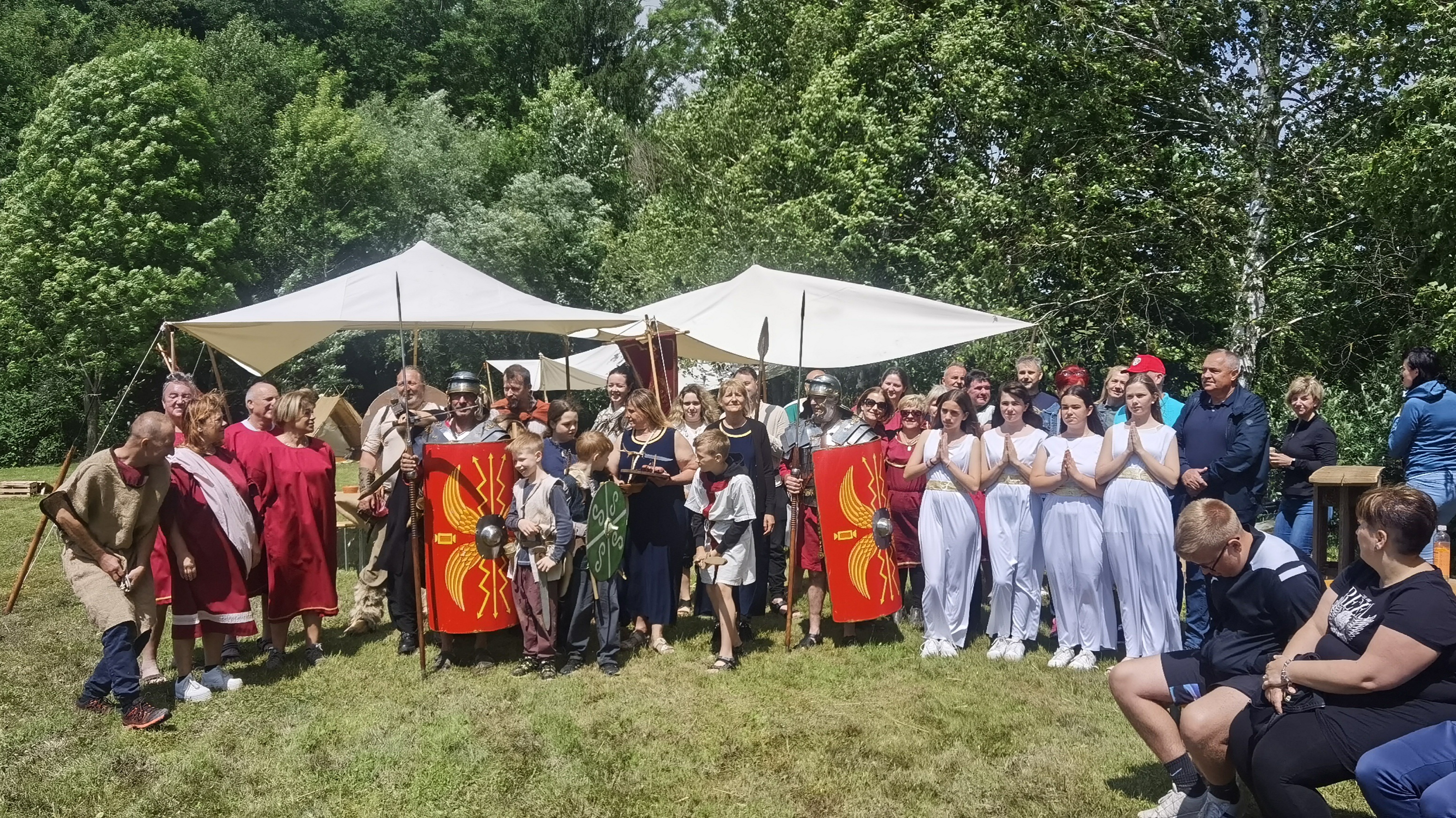 V Cerkvenjaku oživela rimska zgodovina: Društvo Krdebač s taborom predstavilo življenje Rimljanov