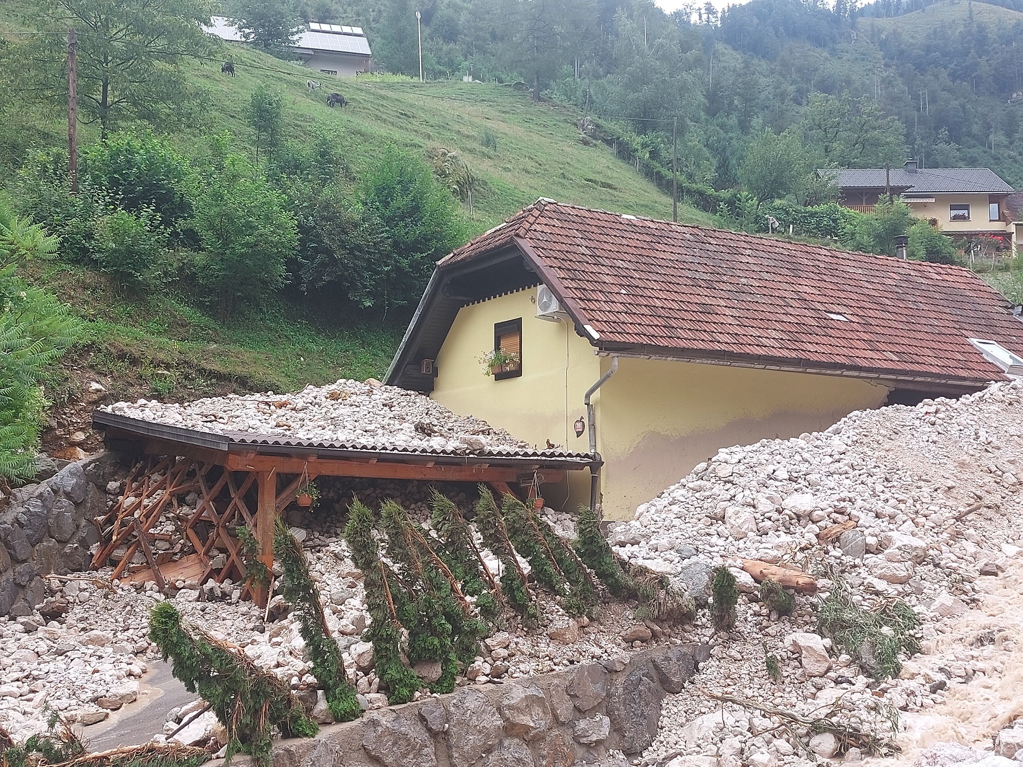 Neurje v Kokri: Deset hiš poškodovanih, tri družine evakuirane, prihodnost negotova