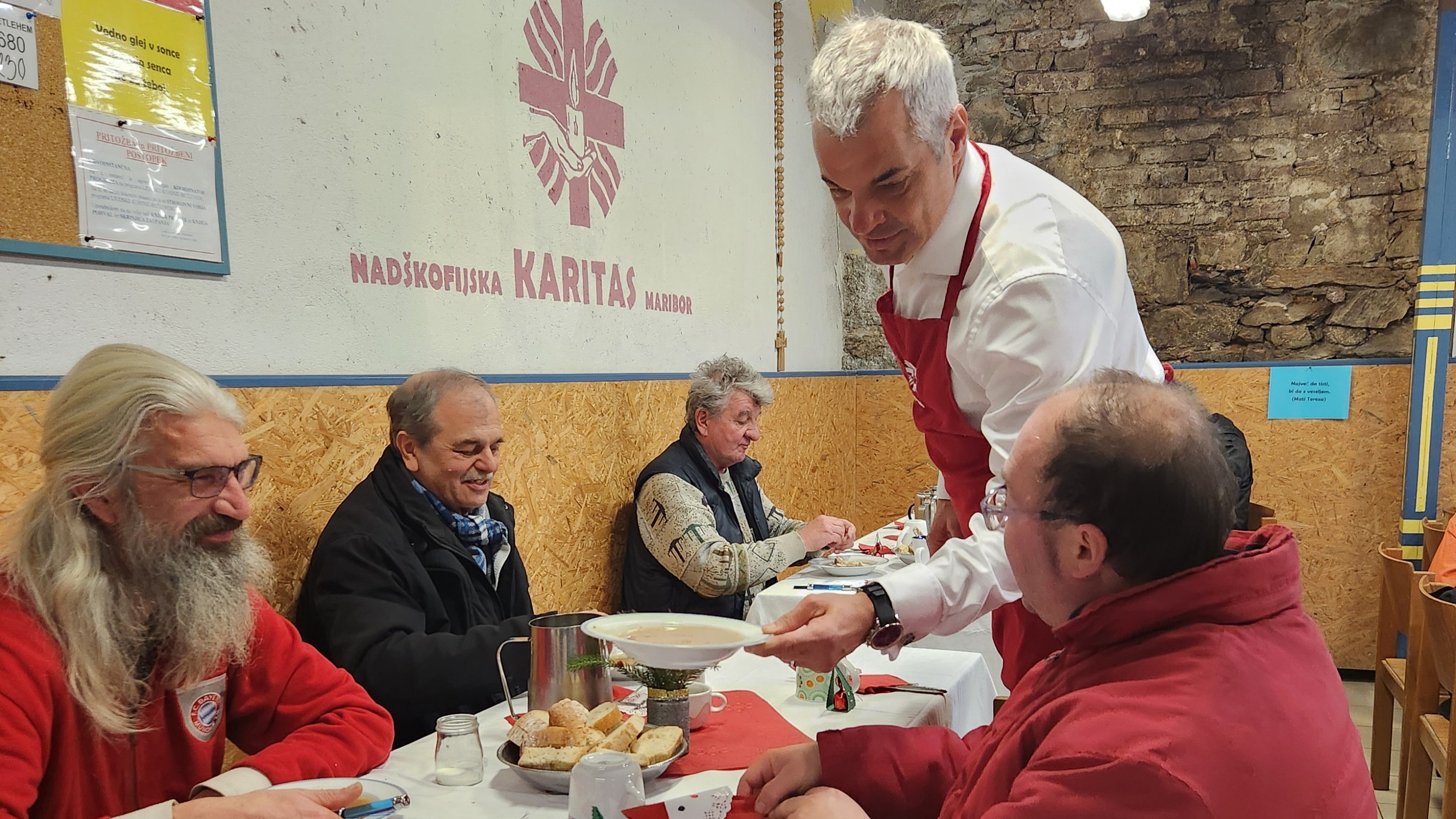 Mariborski nadškof in župan Arsenovič delila obroke v Ljudski kuhinji Betlehem