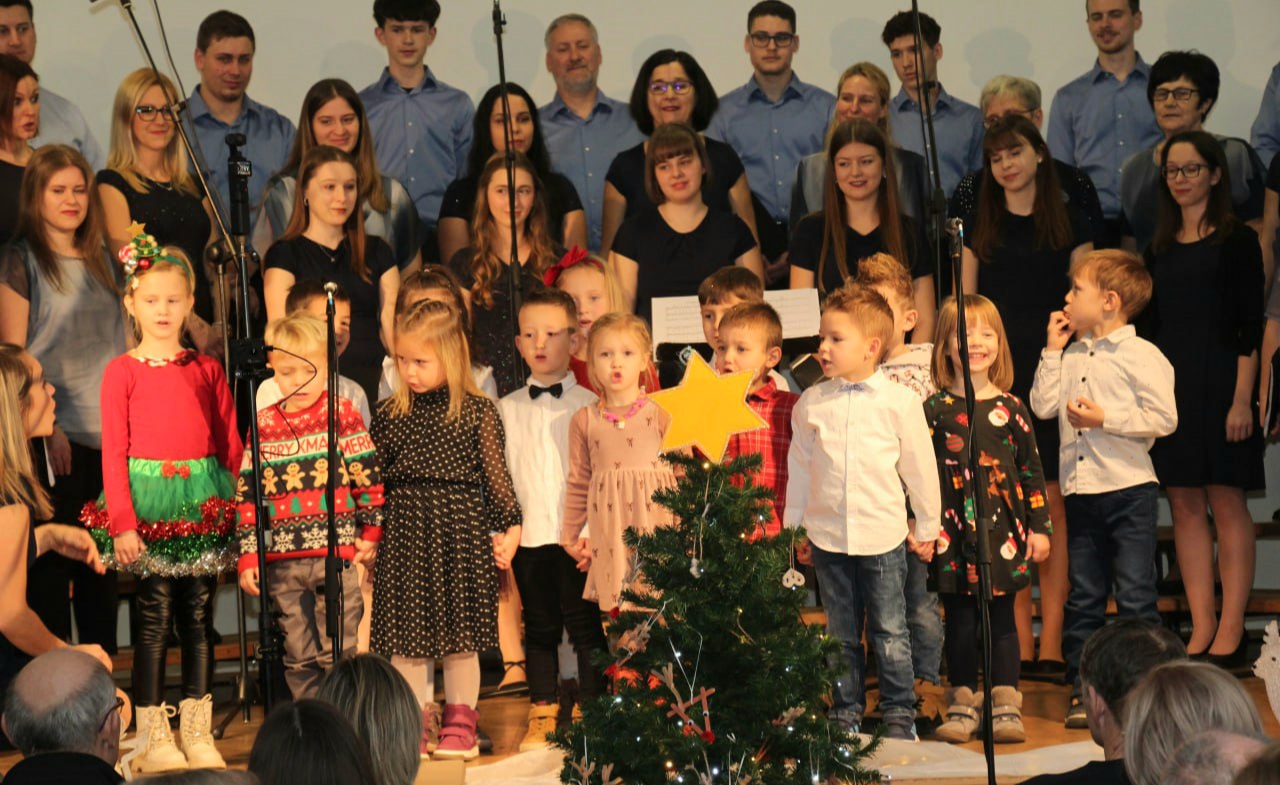 Cerkveno-prosvetni pevski zbor Sveta Ana navdušil s tradicionalnim božično-novoletnim koncertom