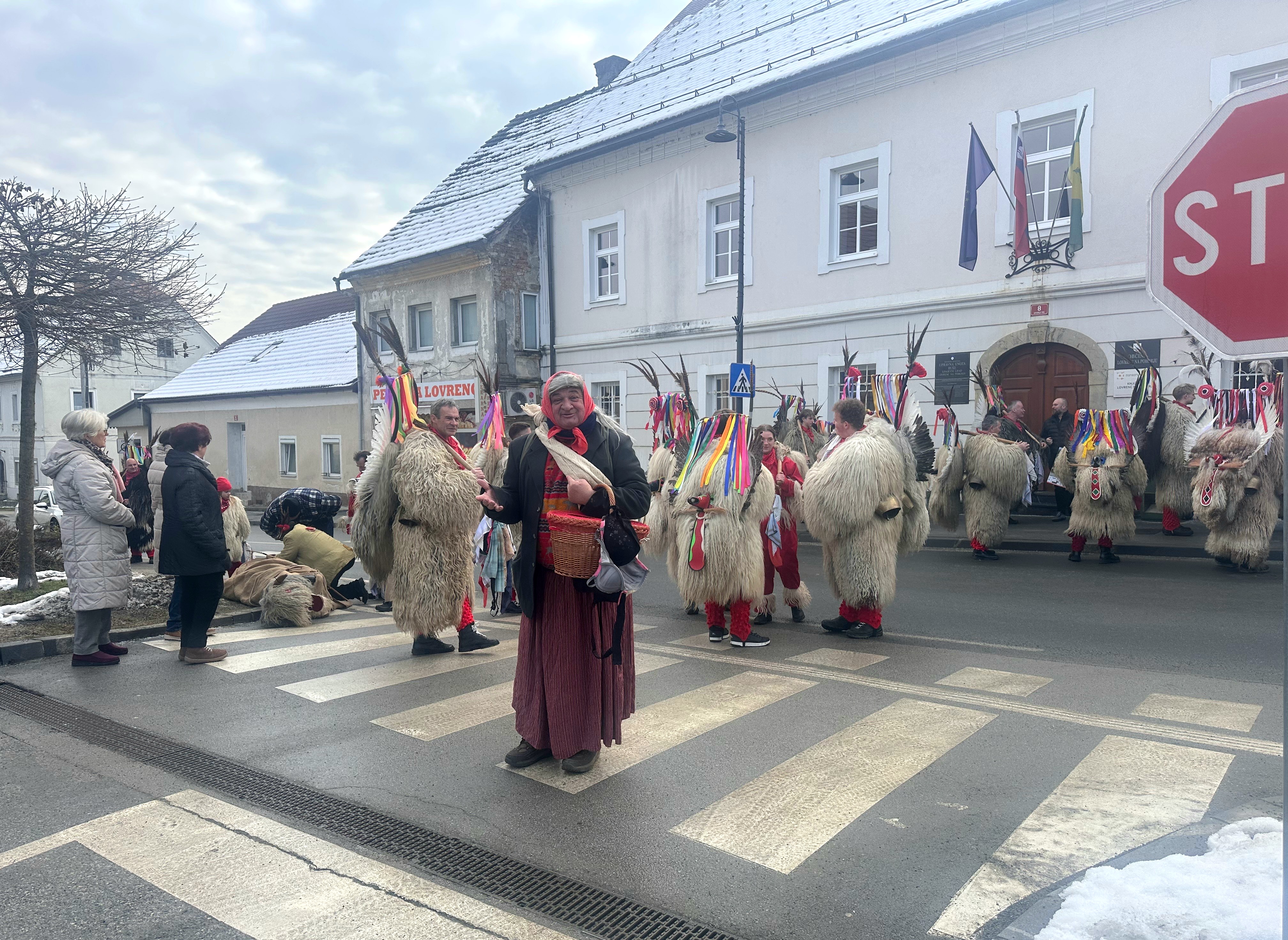 Kurenti po tradiciji obiskali Lovrenc, domačini so jih tudi tokrat sprejeli odprtih rok