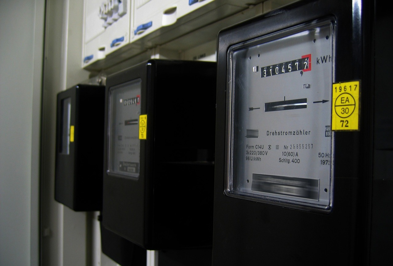 Zakaj Slovenci plačujemo za elektriko več kot sosedje?