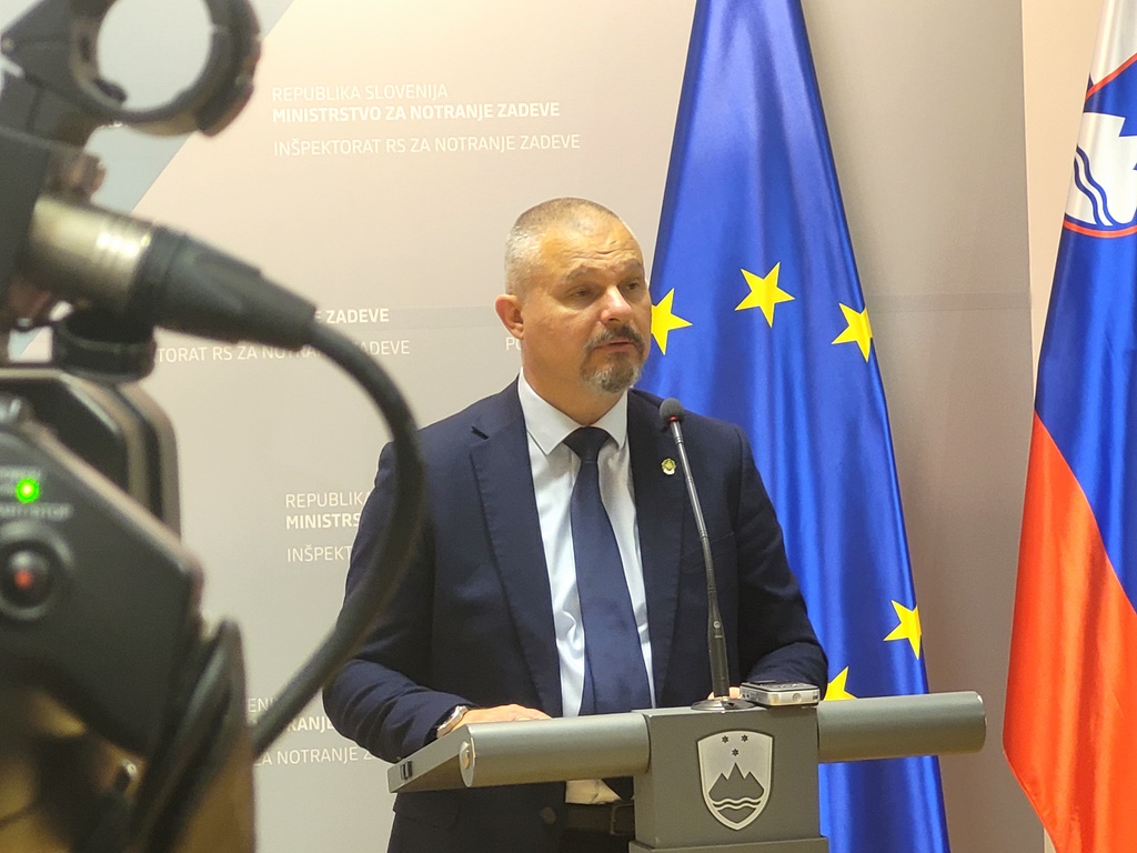 Izplen obsežnih hišnih preiskavah po vsej državi: 200.000 evrov gotovine, okoli pol kilograma zlata, dragocene ure ...