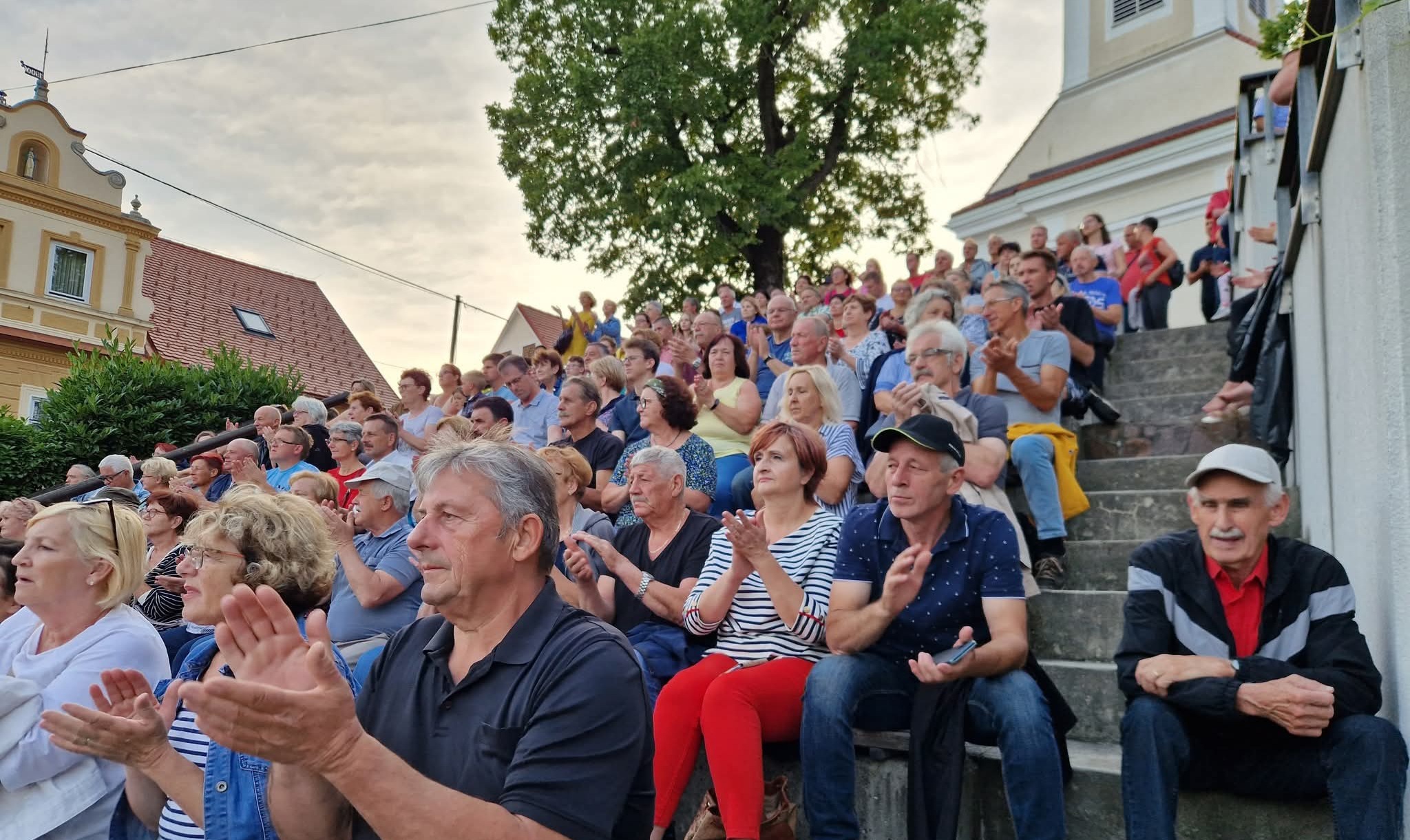 Veseli vikend na Zgornji Velki: Tridnevna doza glasbe, smeha in umetnosti brez vstopnine