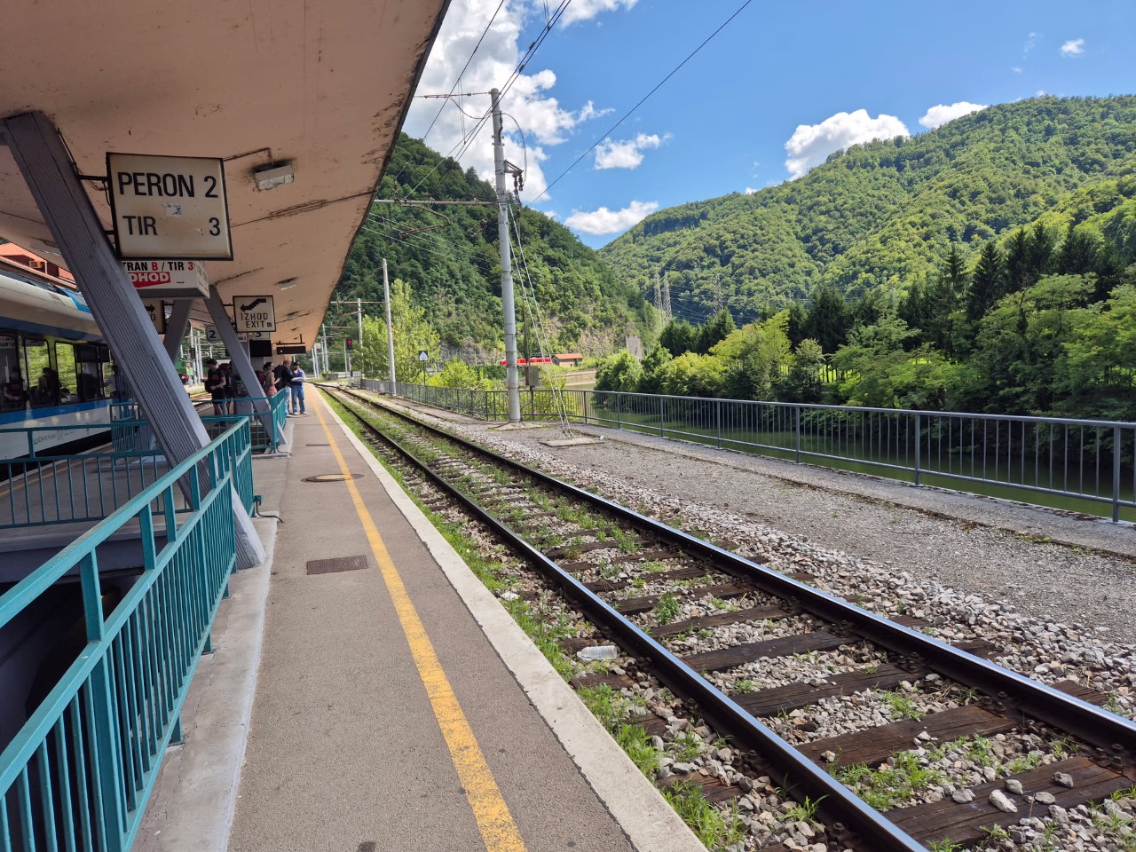 Trije mladoletniki prerezali električne vodnike ob progi, pri dejanju so jih zalotili občani